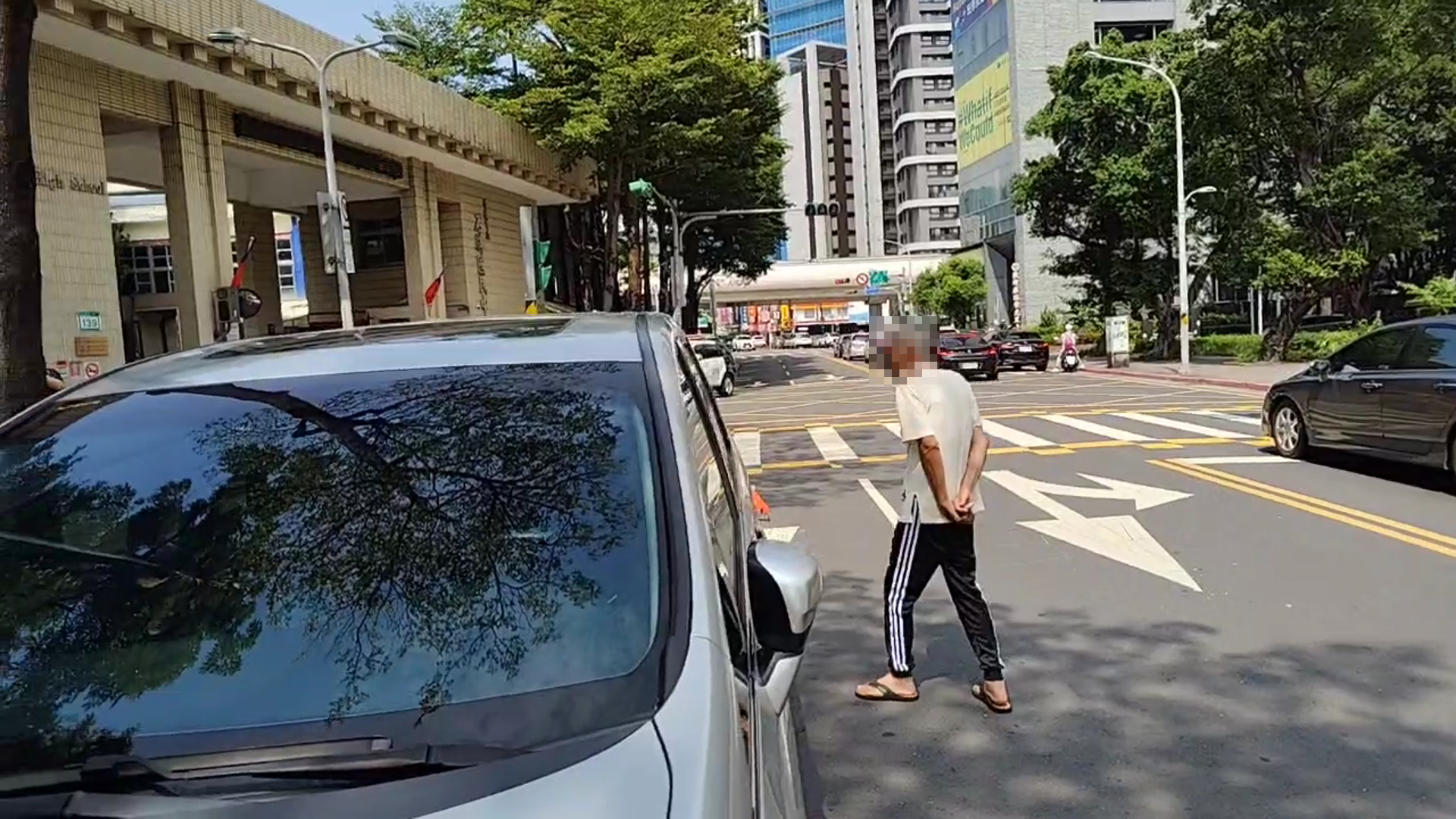 ▲76歲蔡姓男子駕駛自小客車，沿石牌路二段行經石牌國中前時，不明原因突然暴衝，沿途連續擦撞3輛行駛中的車輛，最後撞上路旁燈桿才停下。（翻攝畫面）