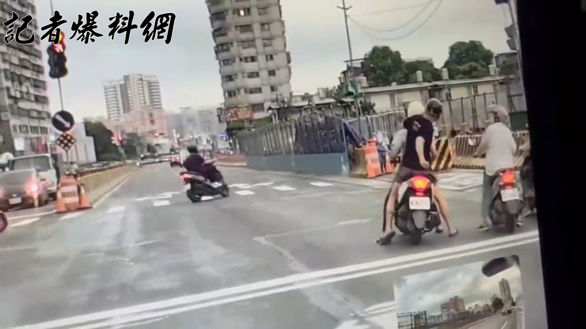 ▲機車乘客朝騎士揮拳。（翻攝記者爆料網LINE群）