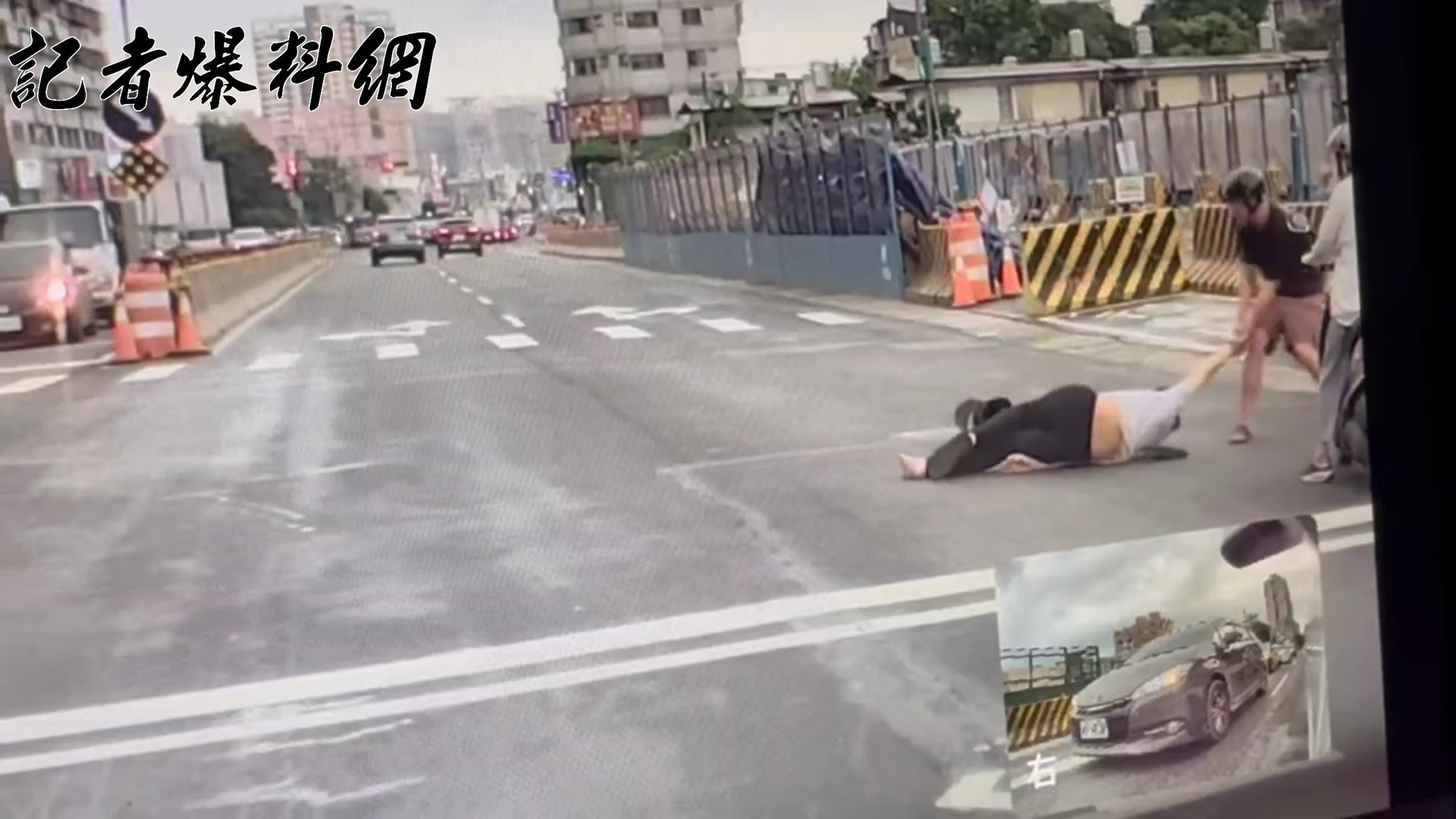▲騎士被拖行。(翻攝記者爆料網LINE群)