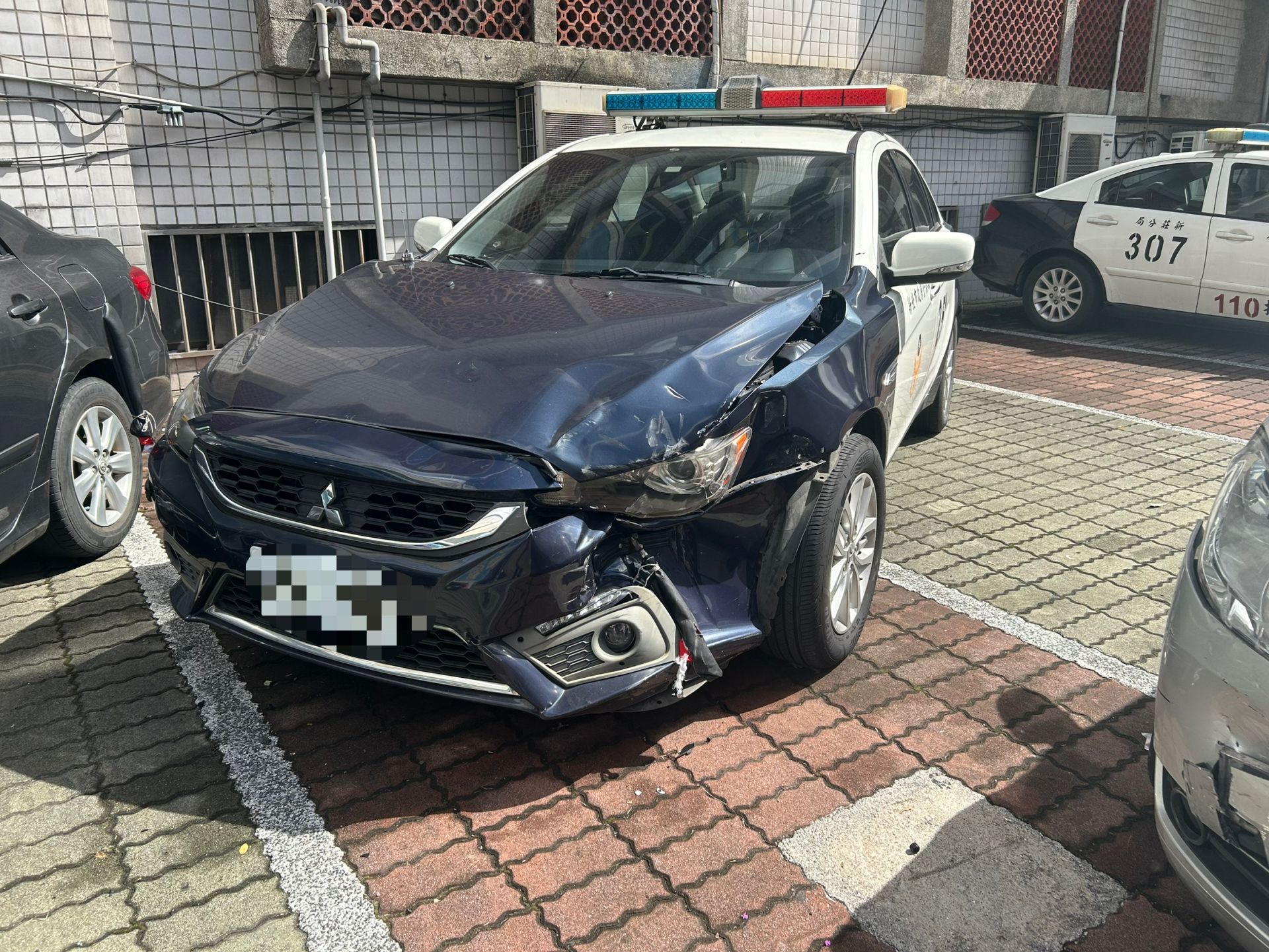 ▲▼休旅車在撞倒行人後並未立即停下，直到擦撞停放在分局門口的警車與偵防車後才停住。（翻攝畫面）