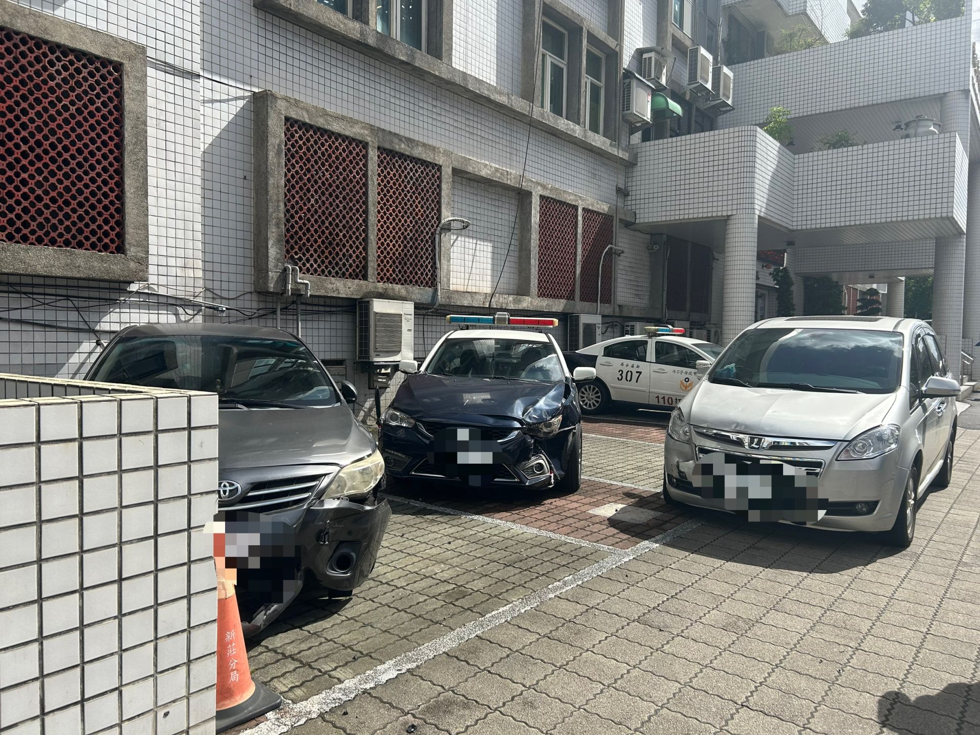 ▲新北市新莊區中正路、新莊警分局門前，今（13）日清晨7時許發生1起驚險車禍。（翻攝畫面）