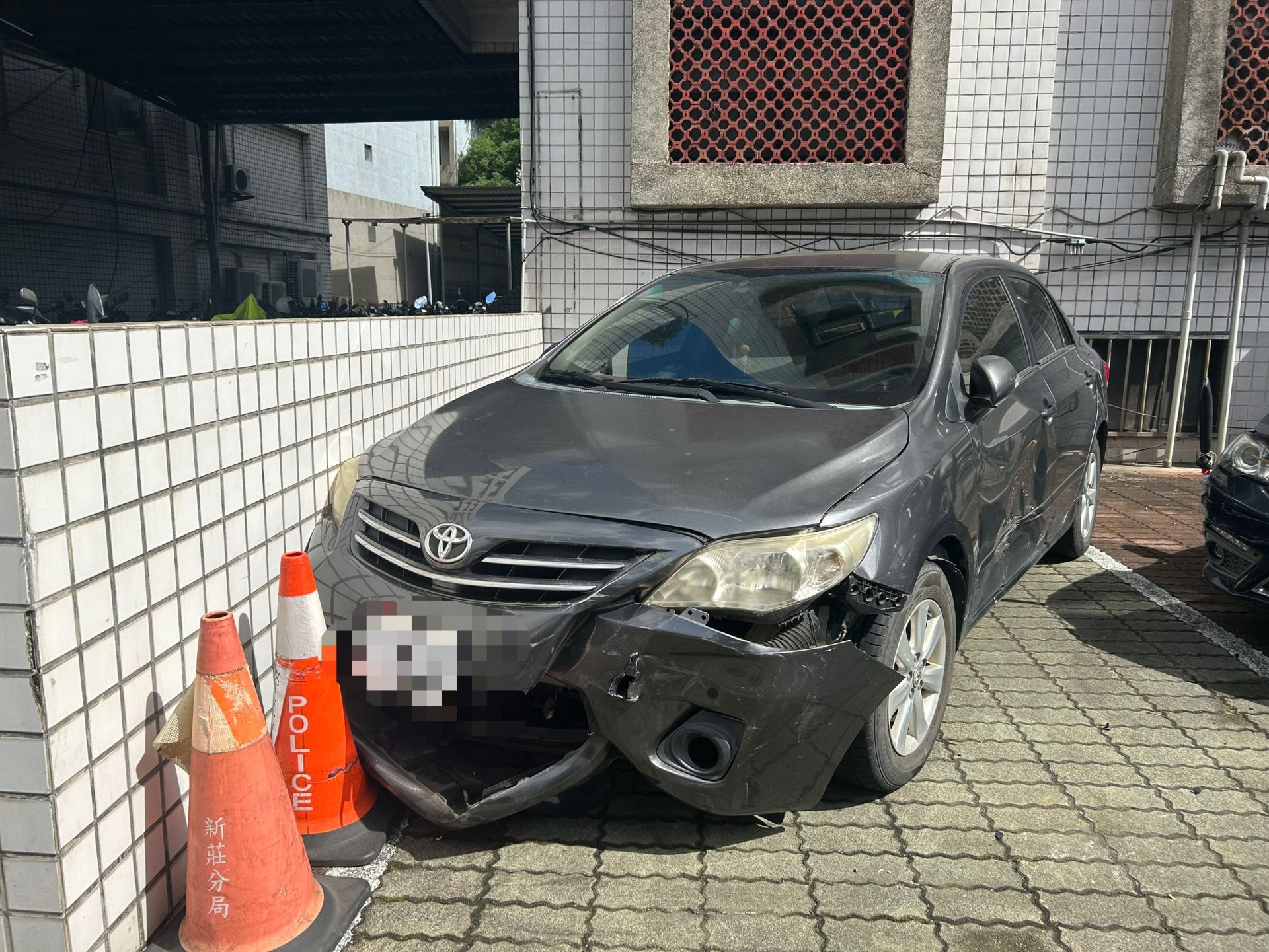 ▲▼休旅車在撞倒行人後並未立即停下，直到擦撞停放在分局門口的警車與偵防車後才停住。（翻攝畫面）