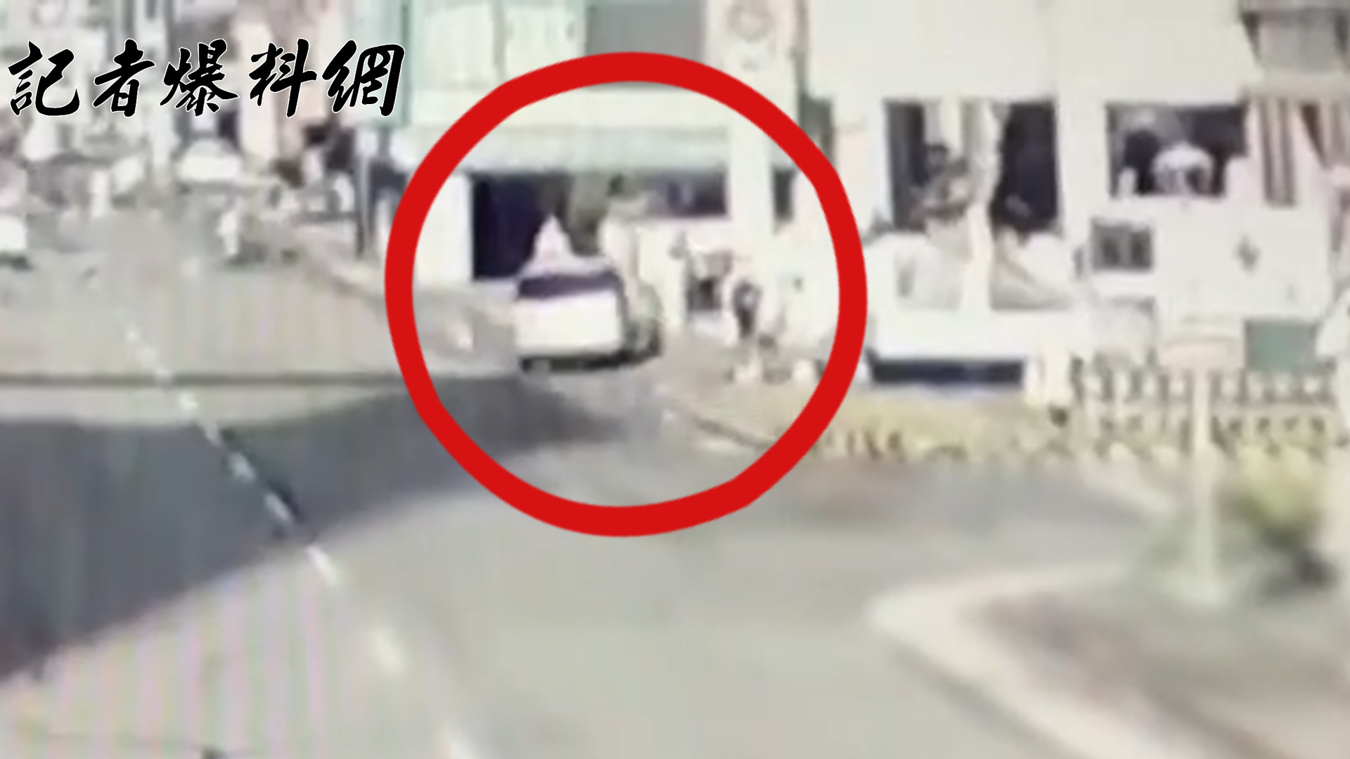 ▲54歲賴男當時駕駛1輛休旅車，從中華路一段右轉中正路時，車輛突然失控，直接衝上人行道。（翻攝畫面）
