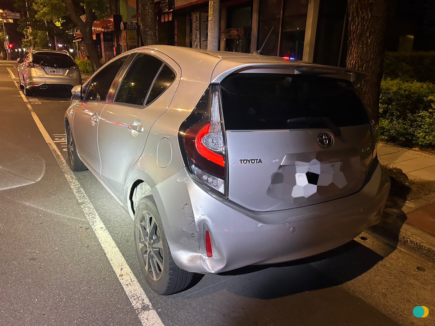 ▲▼66歲高姓男子駕駛自小客車，在短短1小時內，從自家社區地下停車場開始，一路撞到學成路、大學路，接連發生3起事故，波及7部汽機車。（翻攝畫面）
