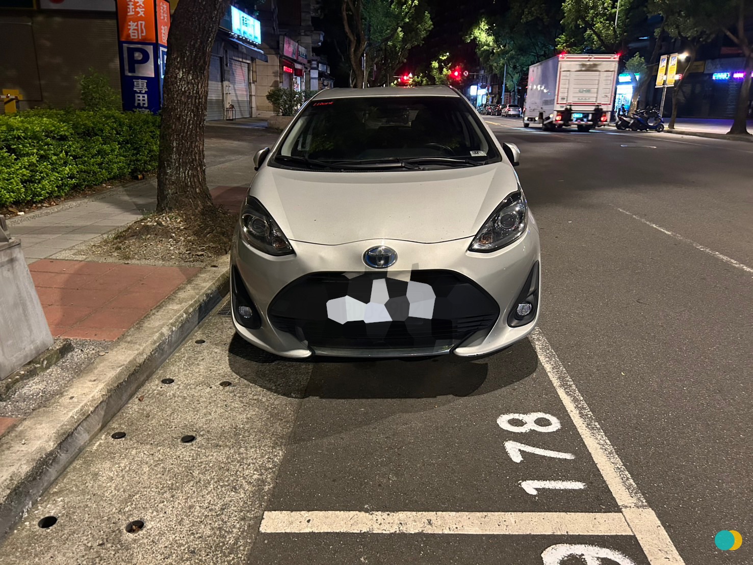 ▲▼66歲高姓男子駕駛自小客車，在短短1小時內，從自家社區地下停車場開始，一路撞到學成路、大學路，接連發生3起事故，波及7部汽機車。（翻攝畫面）