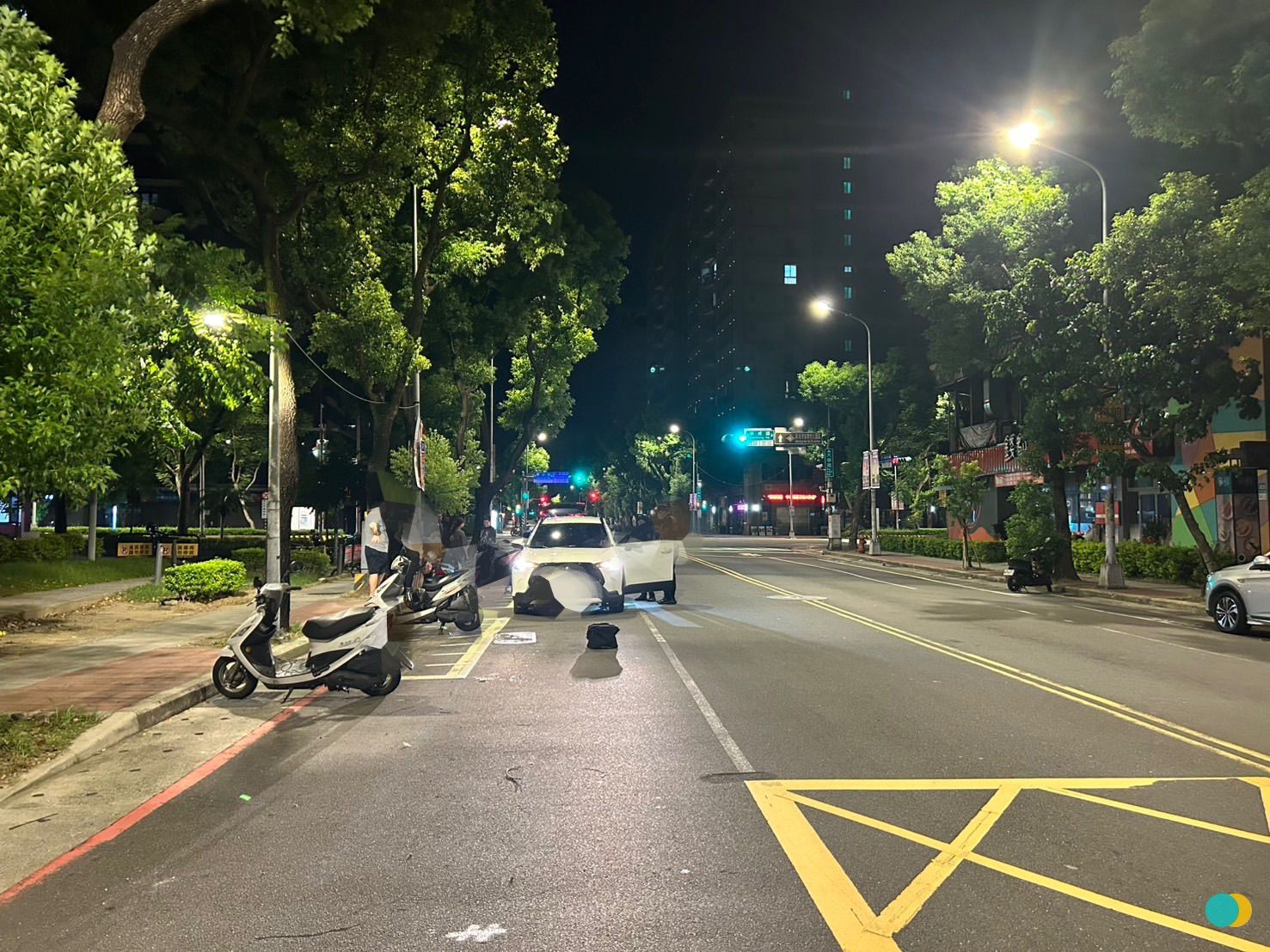 ▲新北市三峽區今（13）日凌晨2時許發生1起離奇的連環車禍。(翻攝畫面)