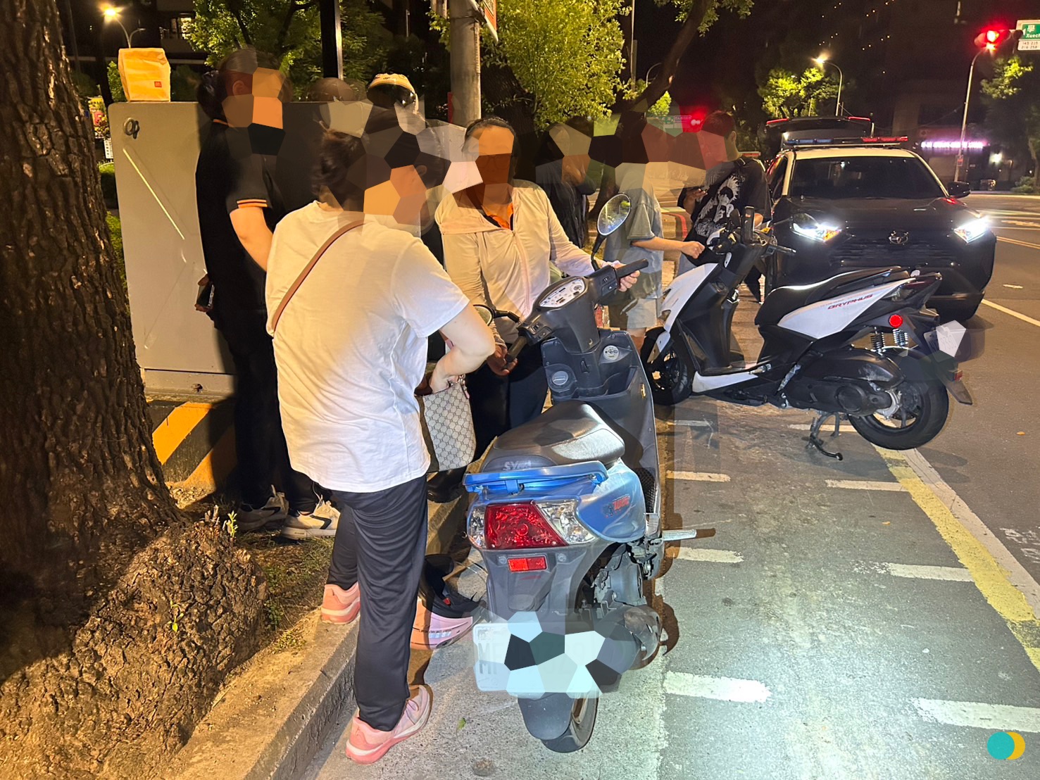 ▲▼66歲高姓男子駕駛自小客車，在短短1小時內，從自家社區地下停車場開始，一路撞到學成路、大學路，接連發生3起事故，波及7部汽機車。（翻攝畫面）