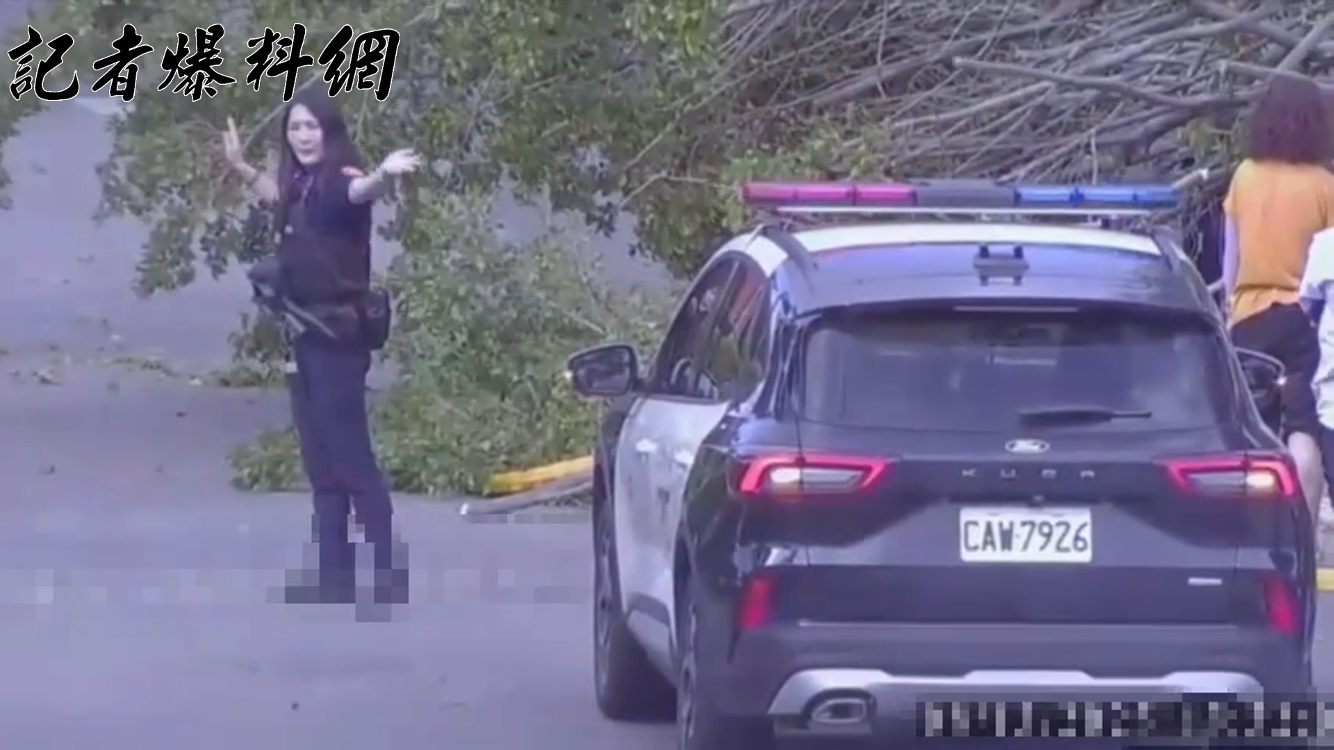 ▲轄區警方現場拉起封鎖線並疏導交通。(翻攝畫面)