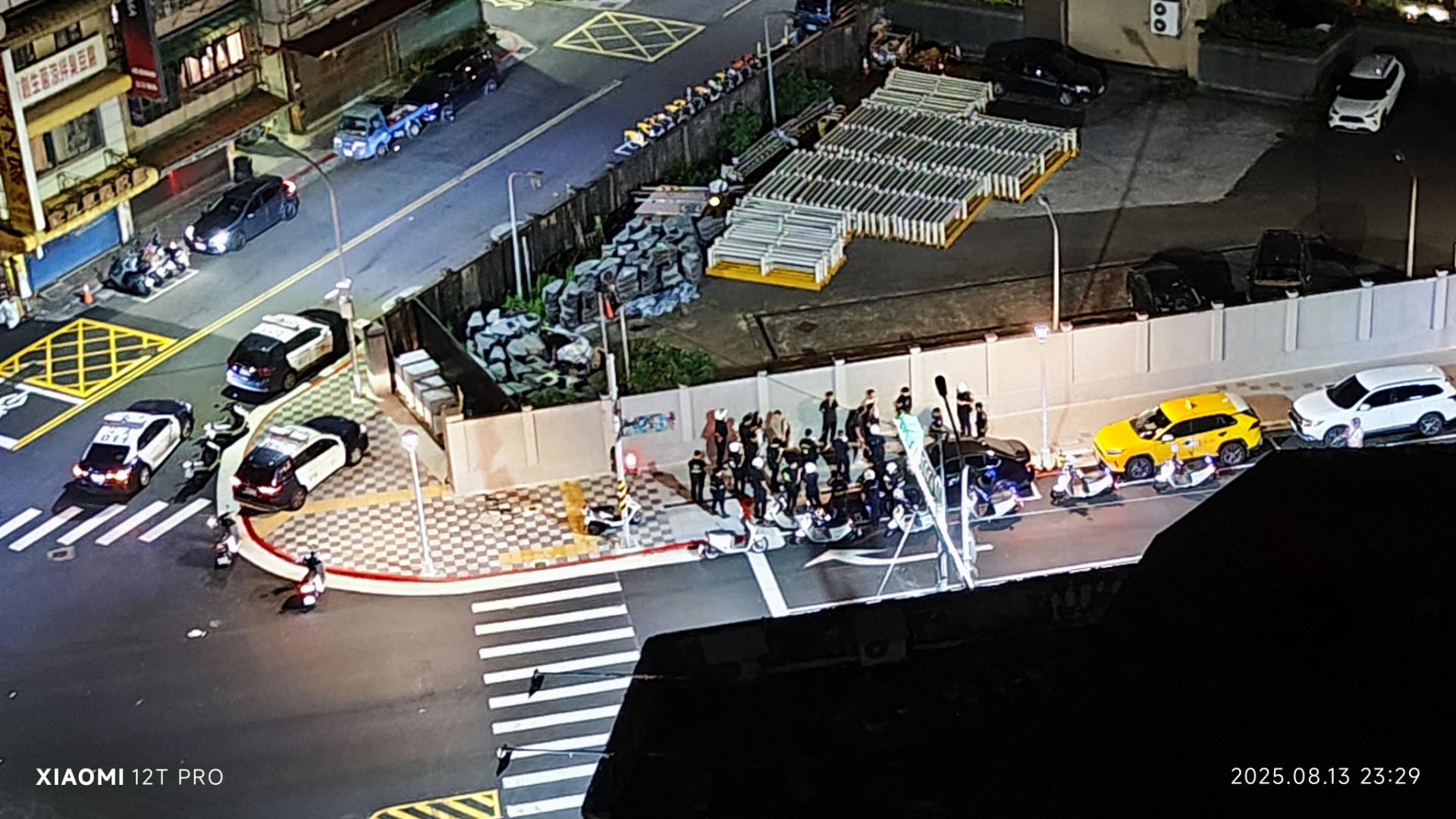 ▲台北市信義區松隆路、永吉路口，昨（13）日深夜23時許驚見大陣仗警力到場。（畫面翻攝自FB社團《信義區三兩事》）