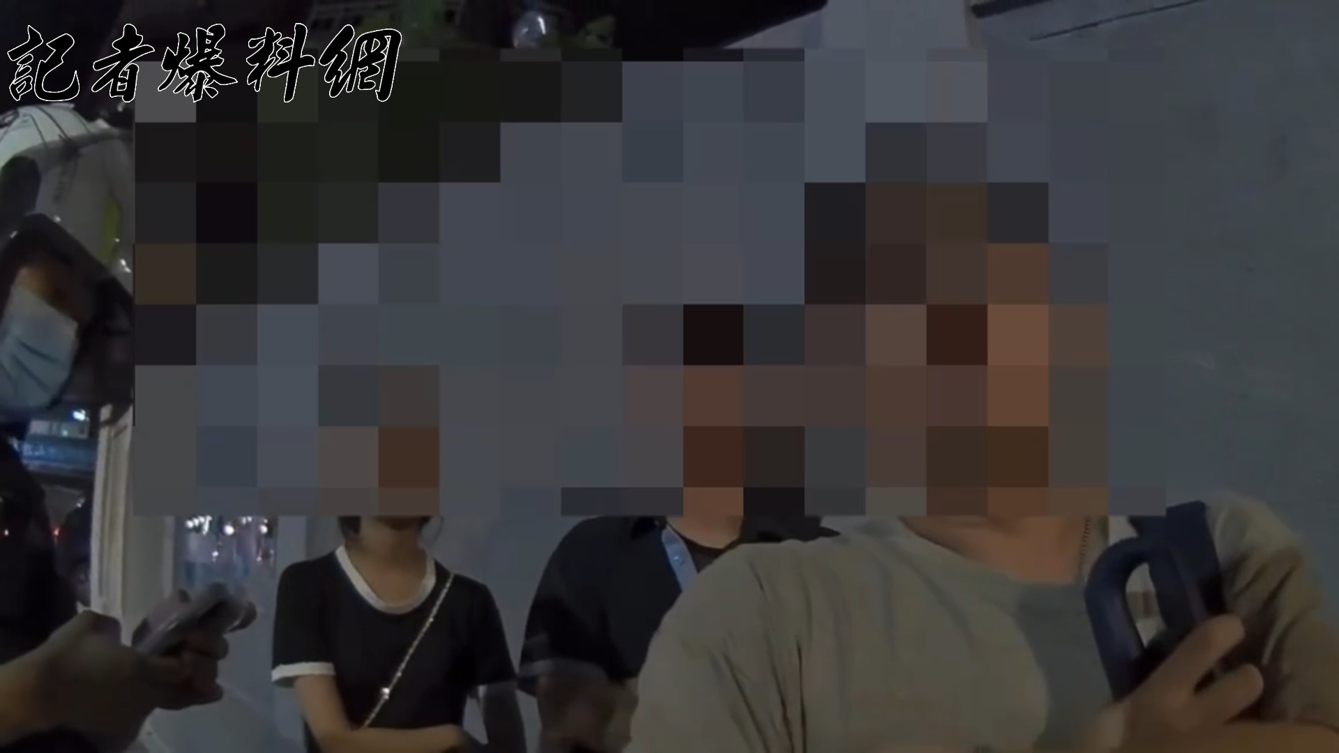 ▲警方詢問現場男子釐清事發緣由。（翻攝畫面）