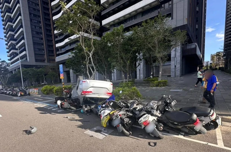 ▲造成10輛機車受損，警方將通知各車主到案製作筆錄。(翻攝畫面)