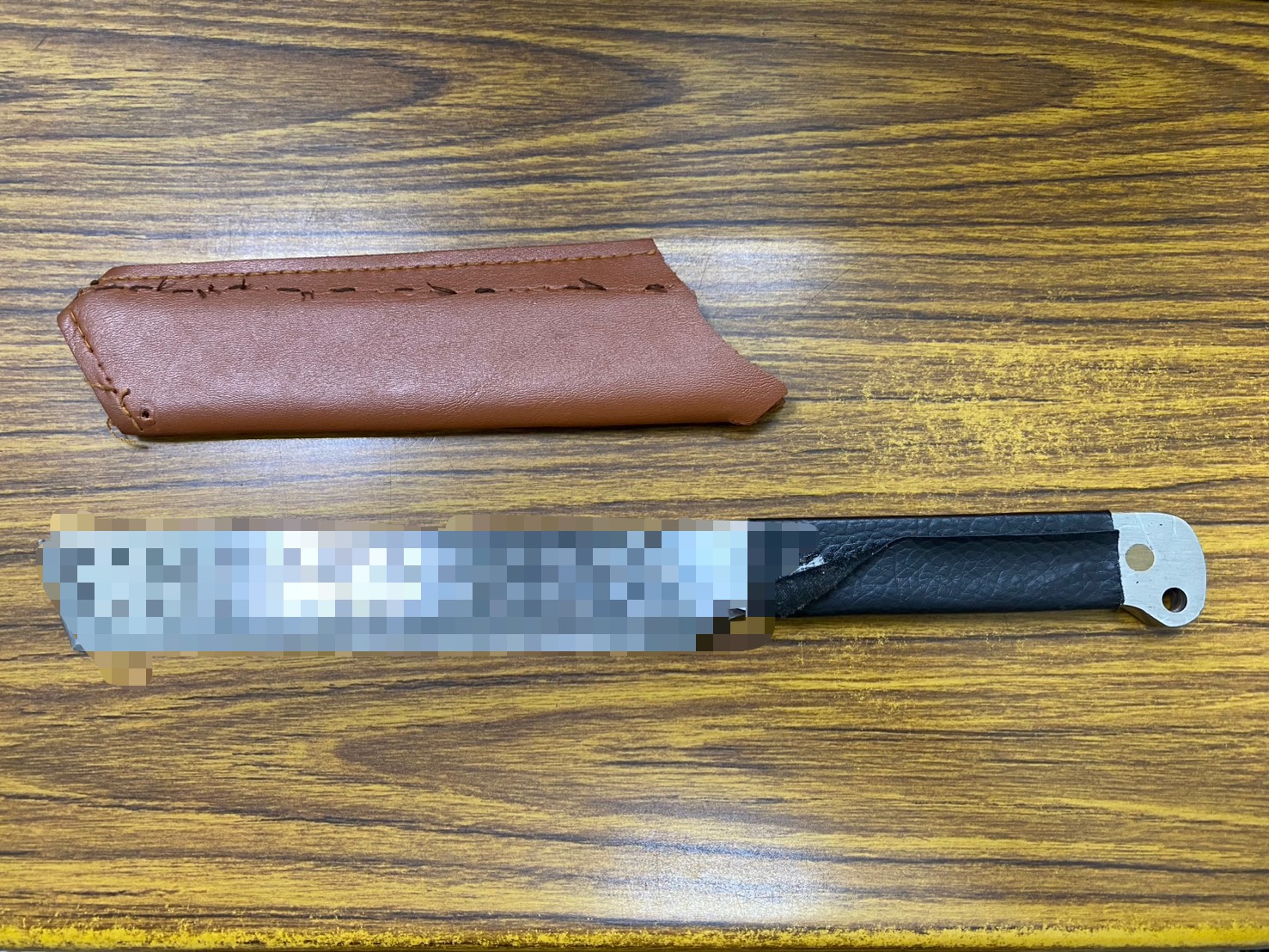 ▲警方當場查扣楊男所攜帶的水果刀，並將他帶回派出所製作筆錄。（翻攝畫面）