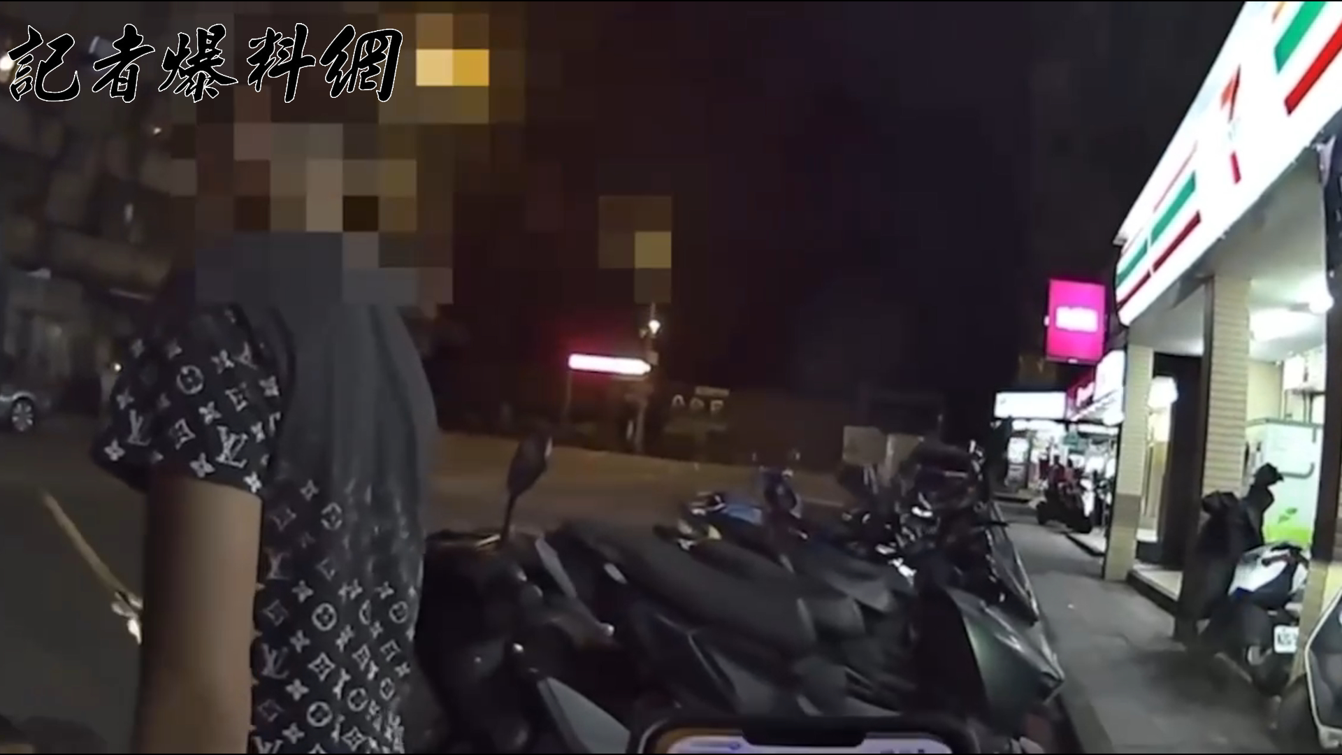 ▲楊男聲稱只是「嚇唬朋友」，且全程未將水果刀從刀鞘中抽出。（翻攝畫面）