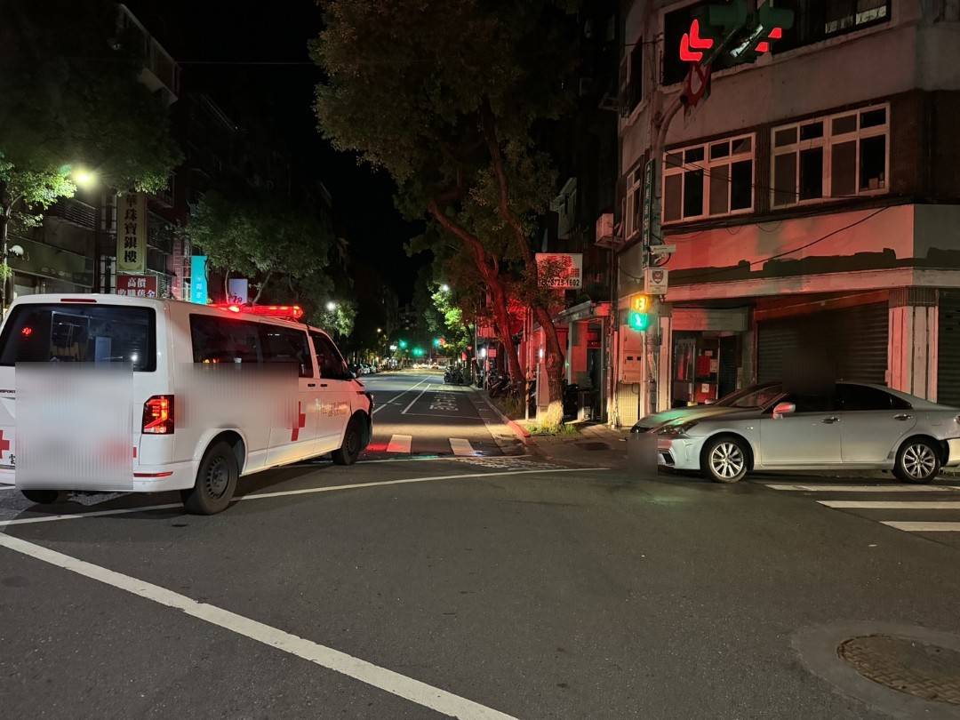 ▲民間救護車行經莊敬路、吳興街口時，與1輛自小客車發生碰撞，隨後自小客車的車尾又波及到一旁騎腳踏車路過老嫗。(翻攝畫面)