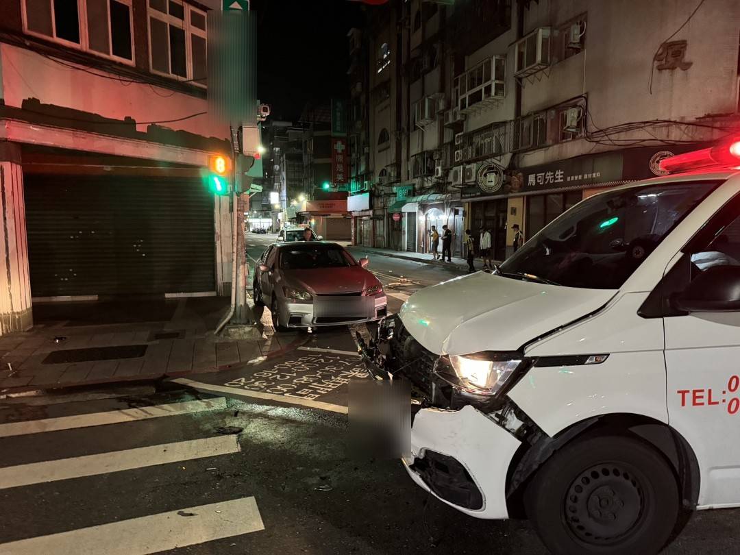 ▲民間救護車行經莊敬路、吳興街口時，與1輛自小客車發生碰撞，隨後自小客車的車尾又波及到一旁騎腳踏車路過老嫗。(翻攝畫面)