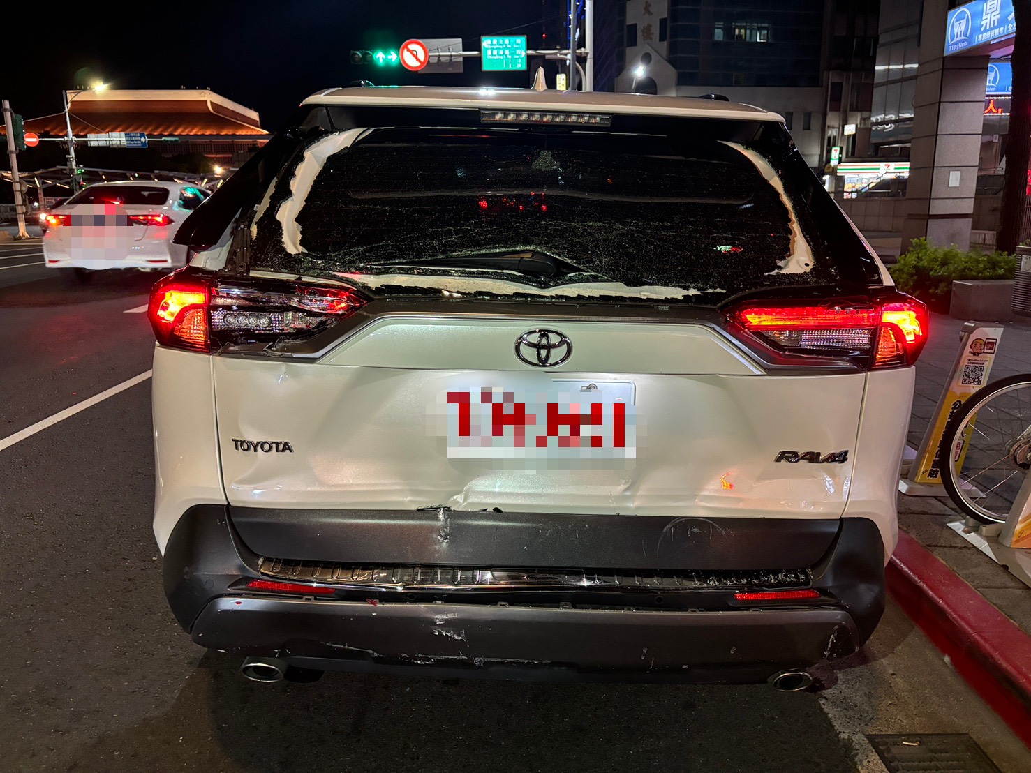 ▲台北市中正區昨（16）日晚間19時許發生1起公車追撞計程車的交通事故。（翻攝畫面）