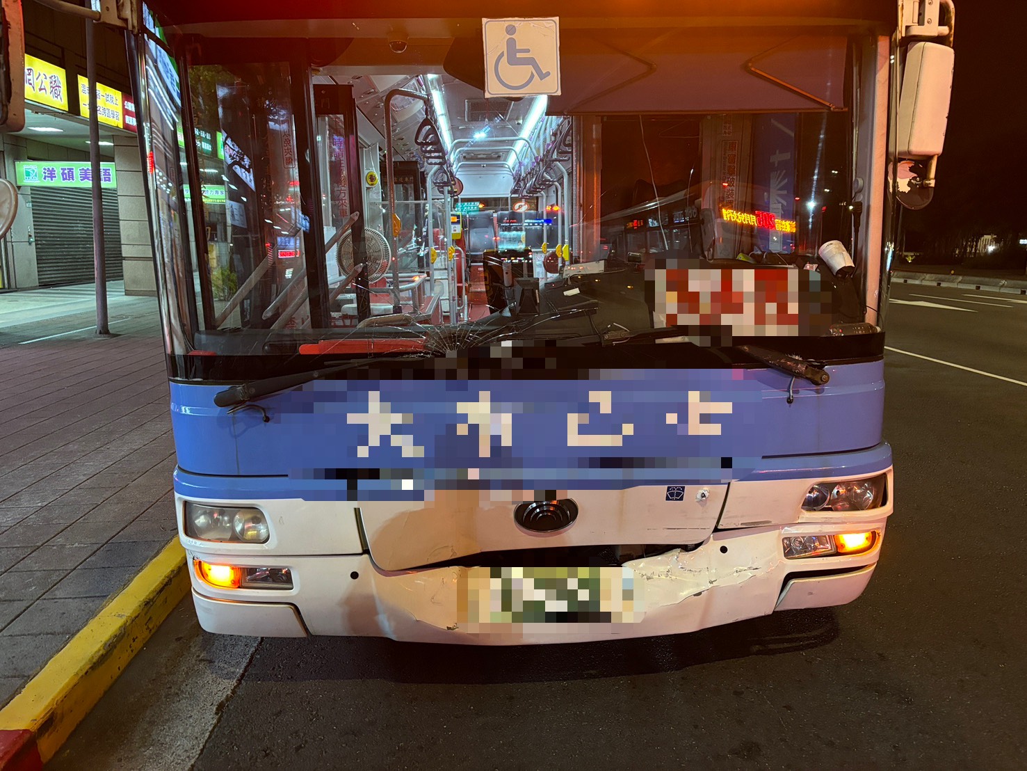 ▲台北市中正區昨（16）日晚間19時許發生1起公車追撞計程車的交通事故。（翻攝畫面）