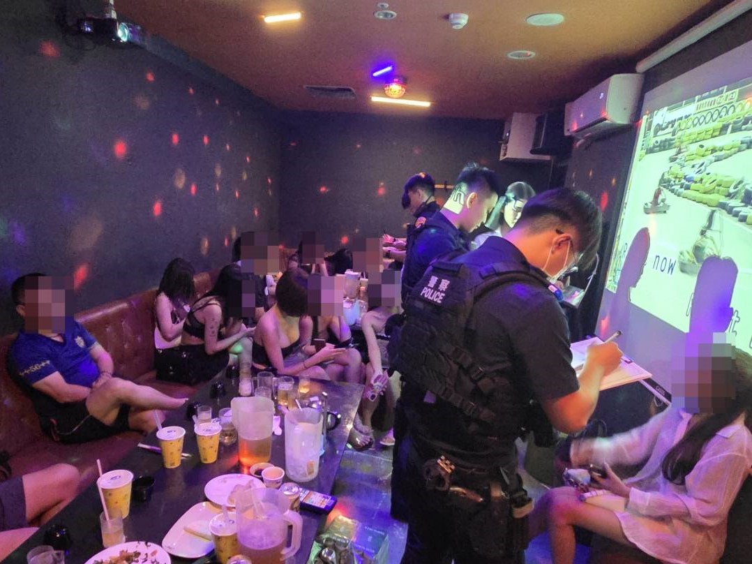 ▲桃園警察分局近期積極執行「雷霆除暴」專案，針對轄區內KTV、酒店等易滋事場所進行臨檢。（翻攝畫面）
