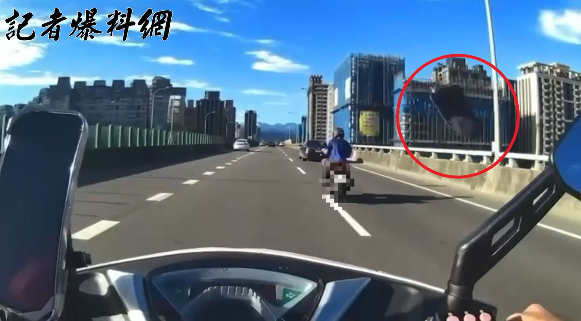 ▲楊男見員警追緝非但沒有停車，反而加速逃逸，並沿途丟擲機車大鎖、抹布等物品。（翻攝畫面）