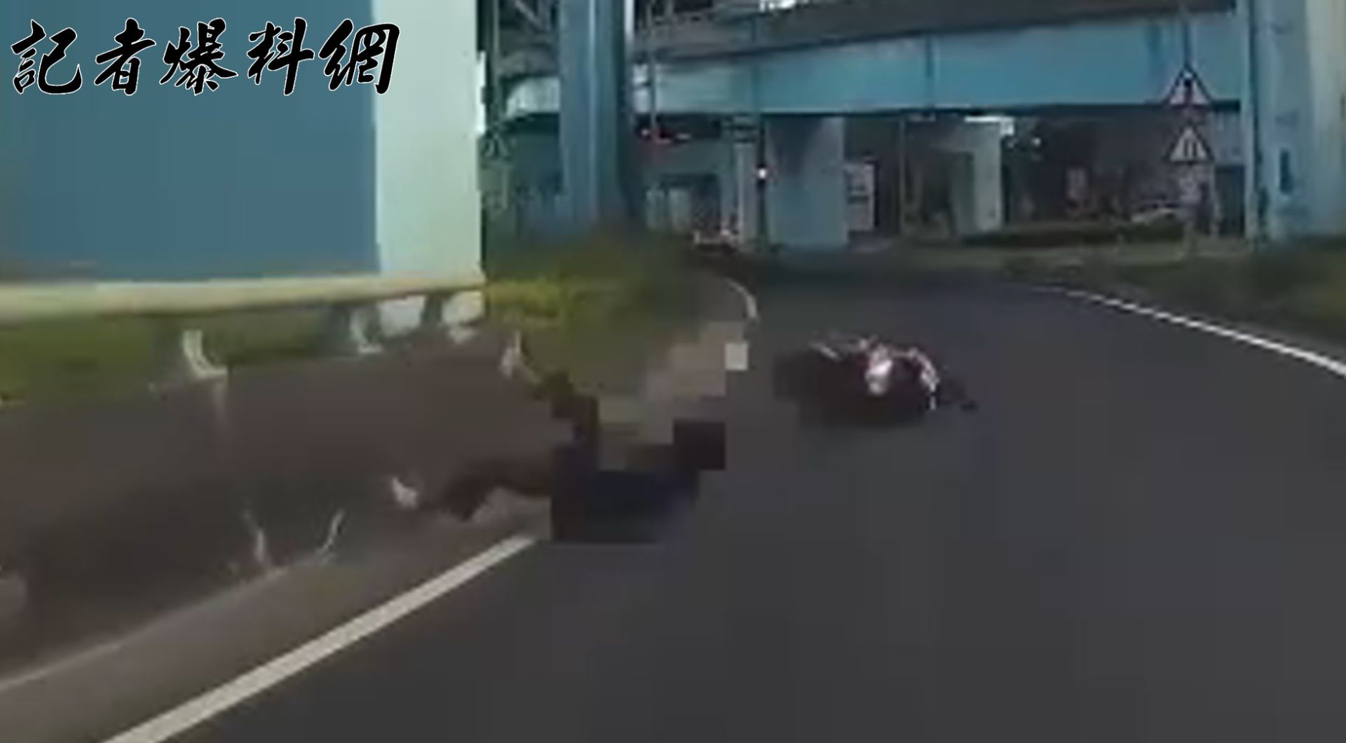 ▲楊男與警方展開長達18公里追逐，最終於土城區新洲路68號旁的匝道口自摔倒地狼狽落網。(翻攝畫面)