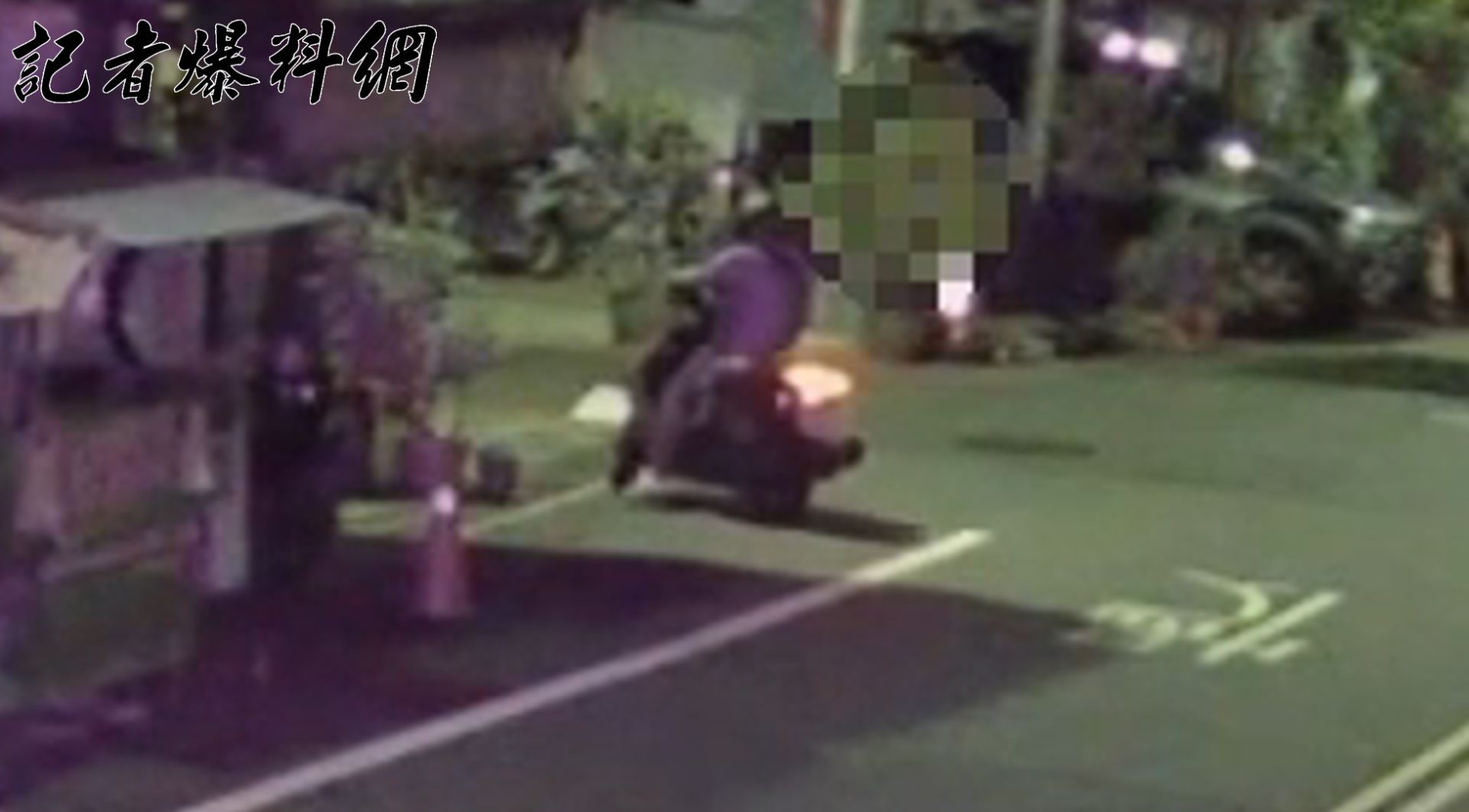 ▲楊男在三重區大仁街竊走民眾停放機車。(翻攝畫面)