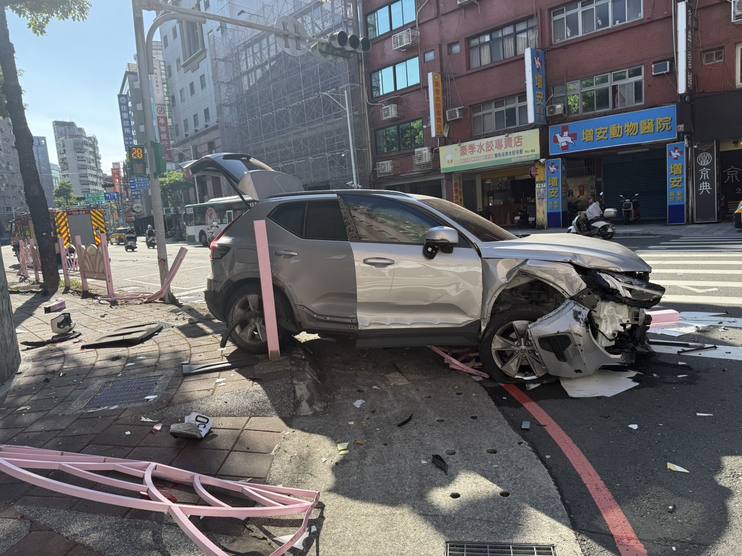 ▲新北市蘆洲區中山一路，今（18）日清晨發生1起自撞車禍。（翻攝畫面）