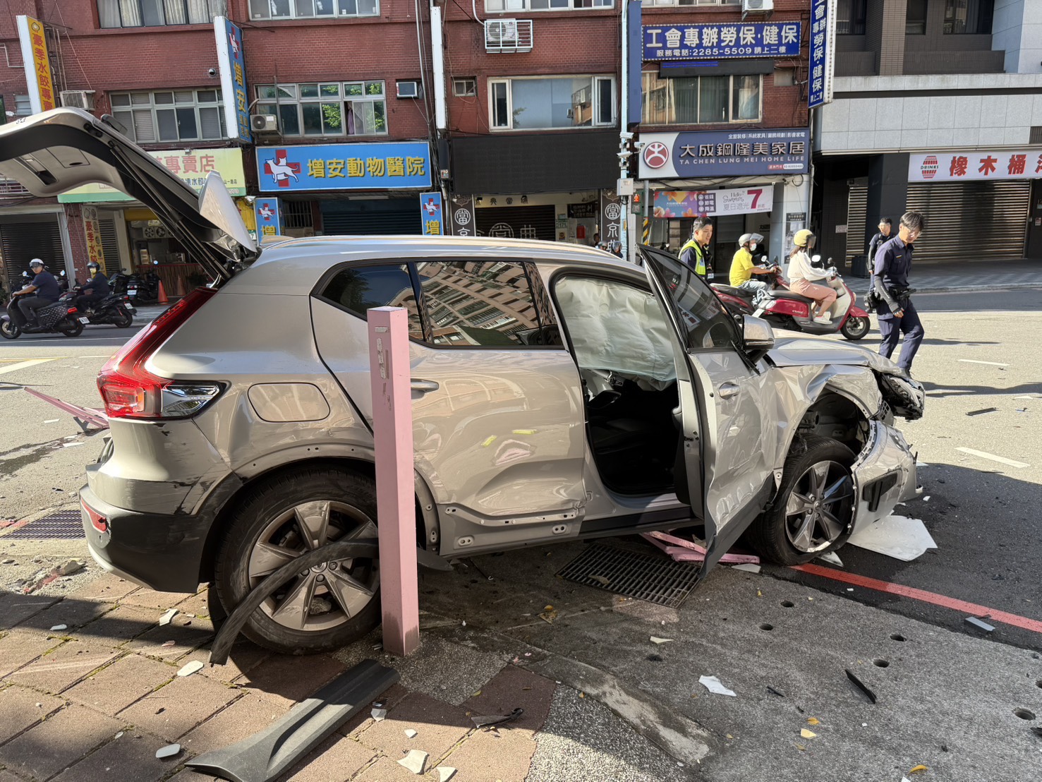▲50歲李姓男子駕駛自小客車，行經蘆洲區中山一路時，疑因癲癇發作，車輛失控撞飛人行道上的護欄。（翻攝畫面）