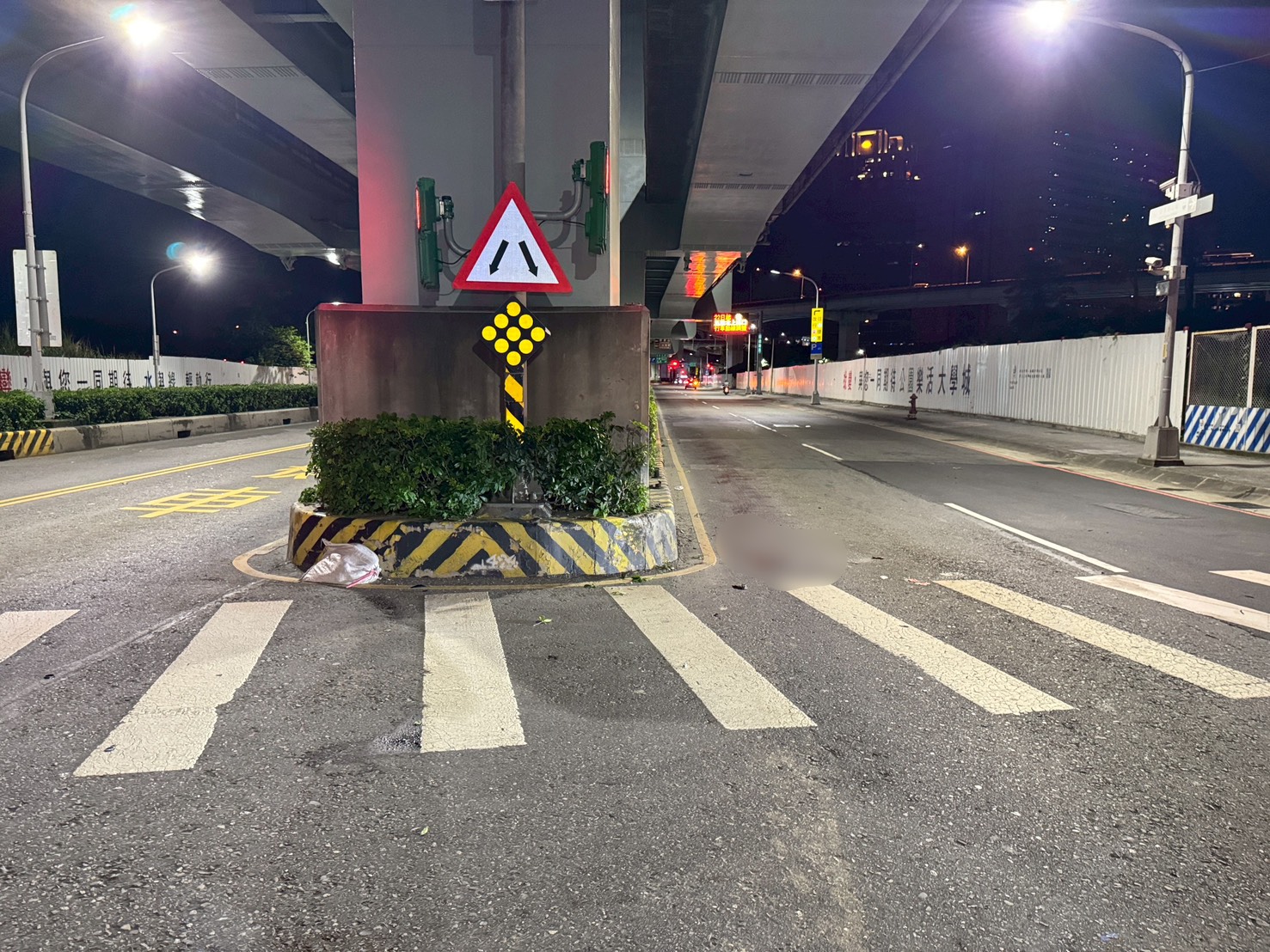 ▲警方調查,22歲洪男當時騎車沿著新北大道四段,往三重方向直行,疑因操作不慎直接撞上路旁的橋墩。(翻攝畫面)