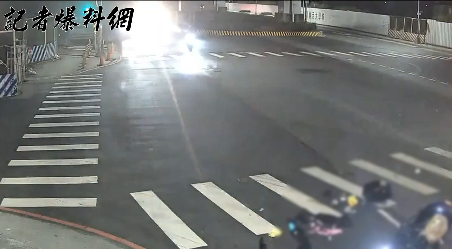 ▲新北市新莊區昨(17)日晚間19時許發生一起嚴重的自撞車禍。(翻攝畫面)