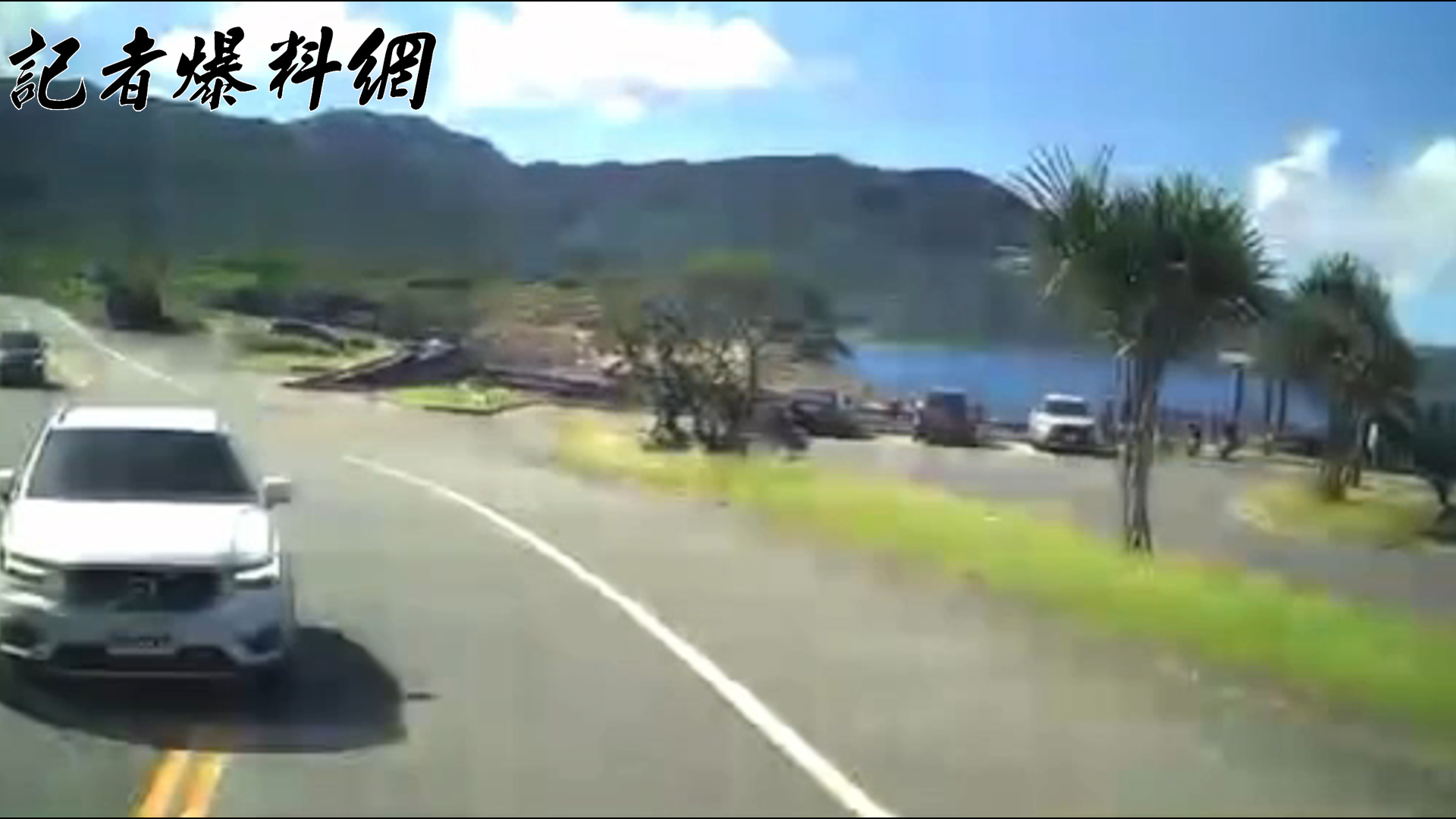 ▲台2線驚險事故！「瑞典坦克」跨雙黃線對撞曳引車。(翻攝畫面)