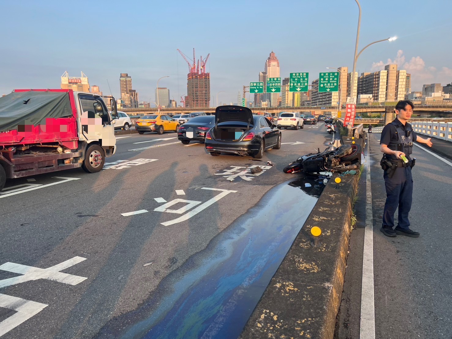 ▲新北市三重區忠孝橋今（18）日傍晚17時許發生1起死亡車禍。（翻攝畫面）