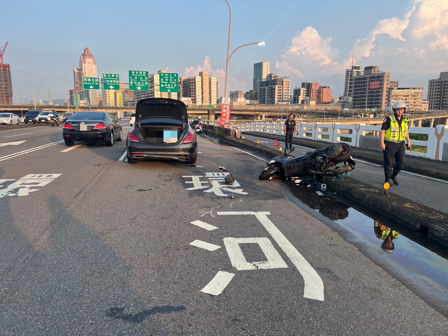 ▲男子騎乘機車不明原因自撞分隔島後彈飛到汽車道上，先後遭2輛汽車撞擊又彈回機車道。（翻攝畫面）