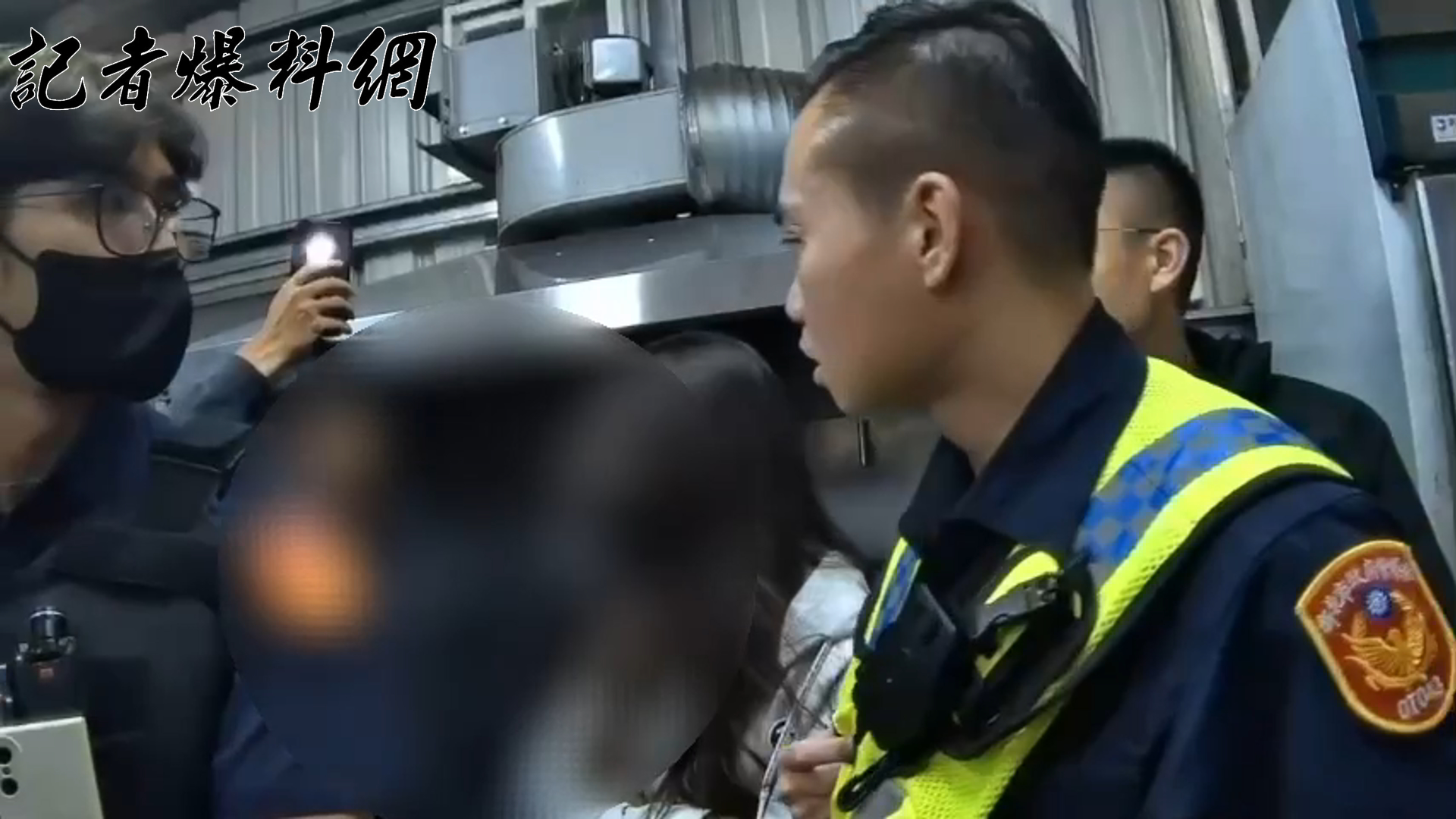 ▲新北市泰山區新五路1處小吃攤，今（18）日凌晨3時許傳出警民衝突。（翻攝畫面）