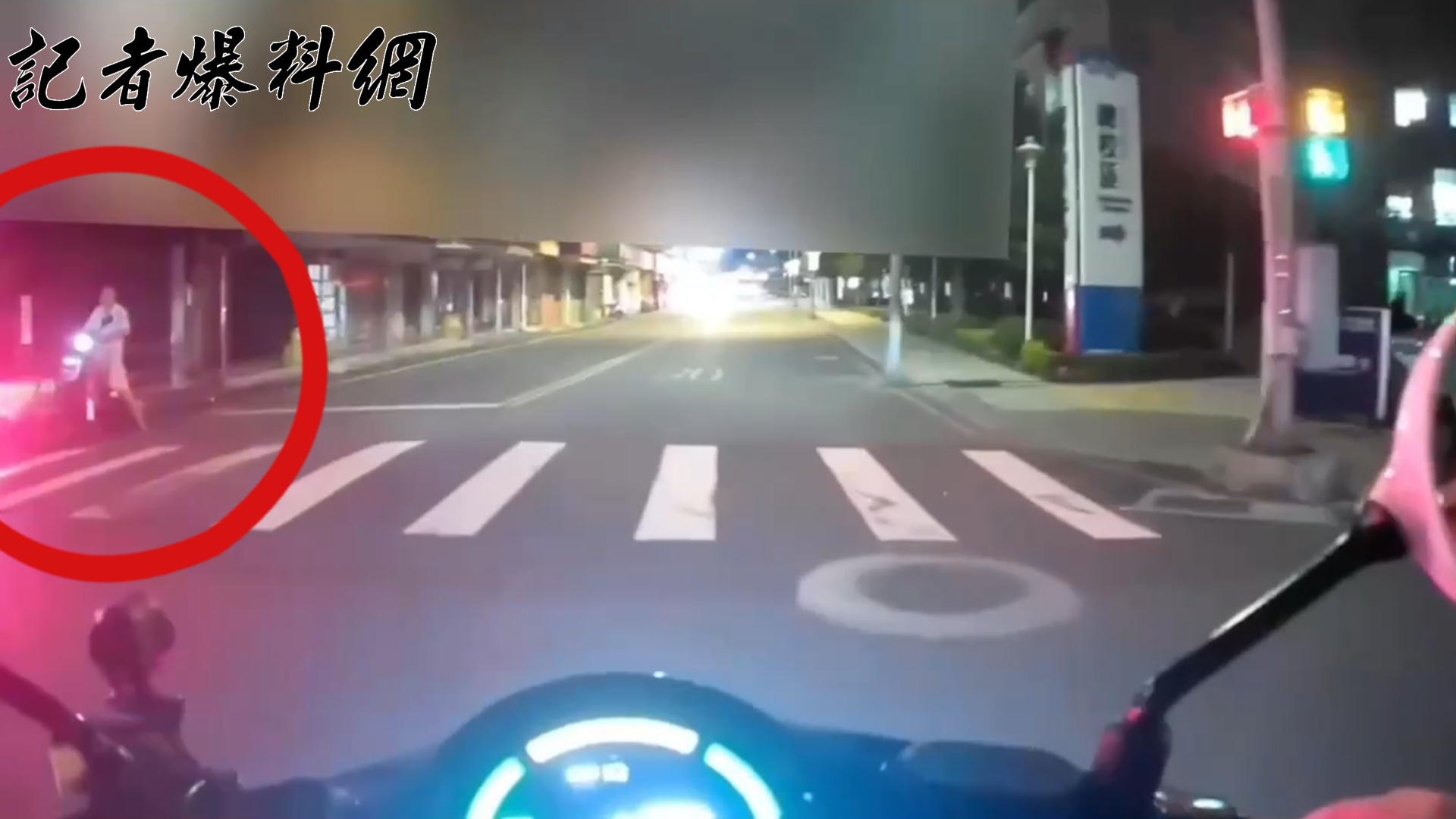 ▲陳姓老翁單手騎乘電動輔助自行車，危險行徑被警方攔停勸阻，意外發現他渾身酒味便實施酒測。（翻攝畫面）