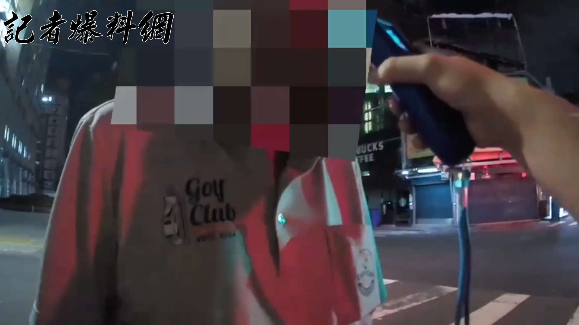 ▲陳姓老翁單手騎乘電動輔助自行車，危險行徑被警方攔停勸阻，意外發現他渾身酒味便實施酒測。（翻攝畫面）