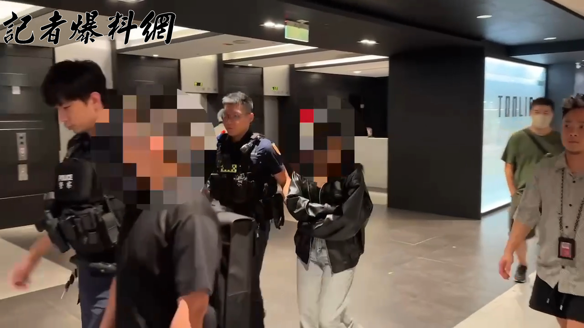 ▲警方將雙方依違反《社會秩序維護法》移送裁處，該名菲籍男子（後）後續也將被遣返出境。（翻攝畫面）