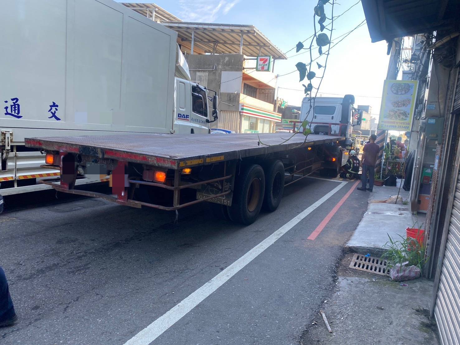 ▲桃園市大園區濱海路三段407巷口，今（19）日上午7時許發生1起死亡車禍。(翻攝畫面)