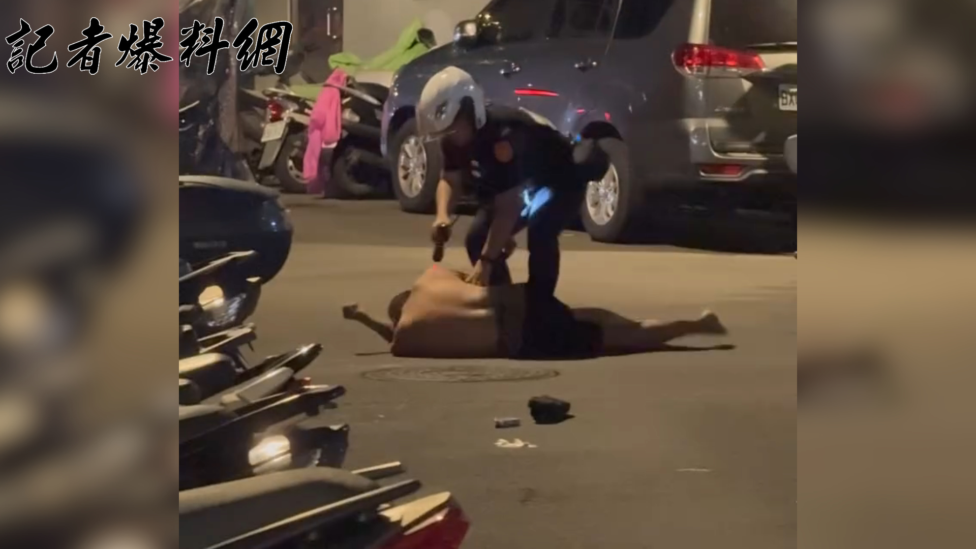 ▲張男藏毒遇檢，反抗時欲丟棄身上夾帶的毒品，員警見狀，立即使用電擊槍將他制伏。（翻攝畫面）