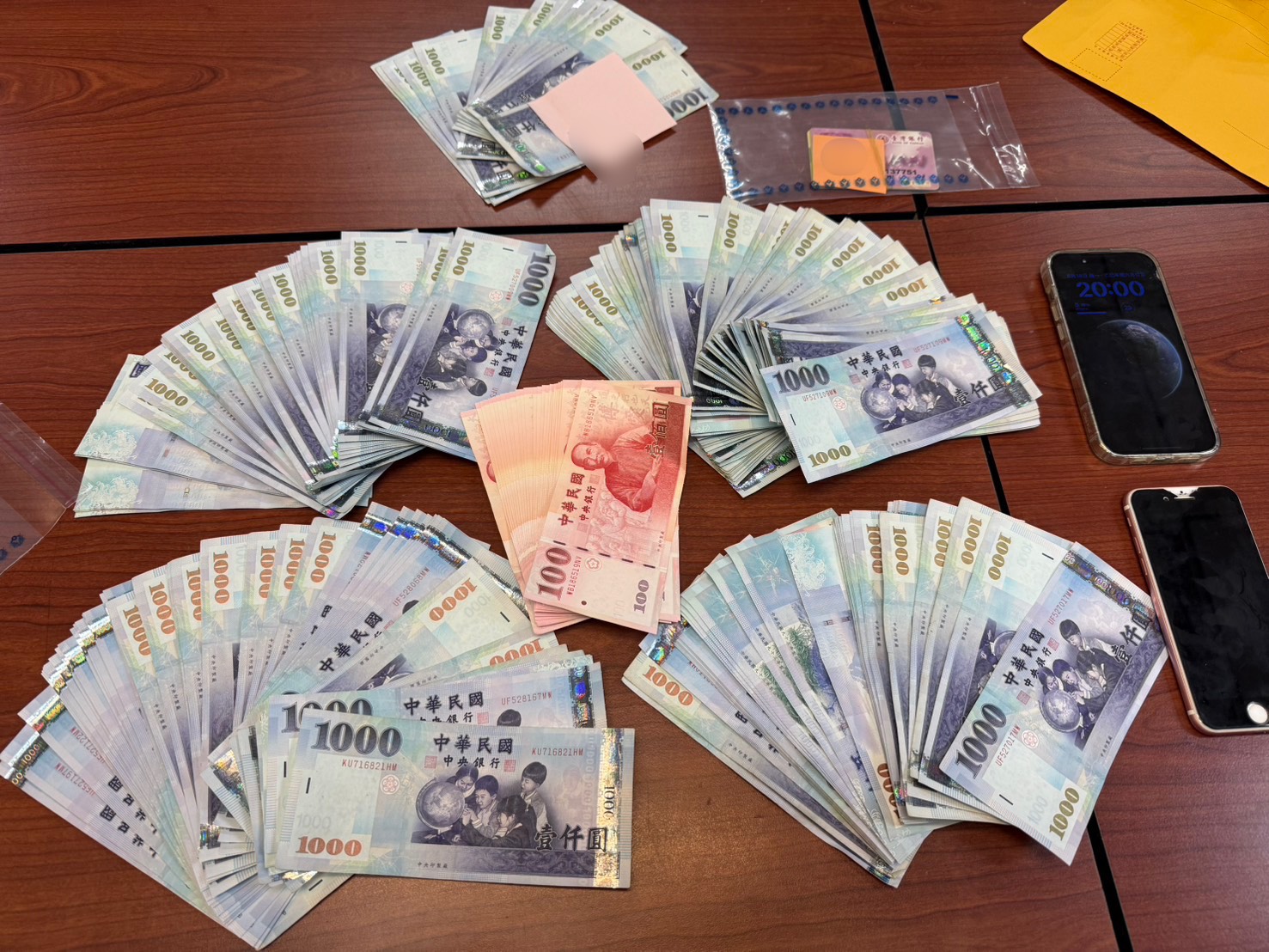 ▲警方查扣贓款及手機等相關證物。（翻攝畫面）