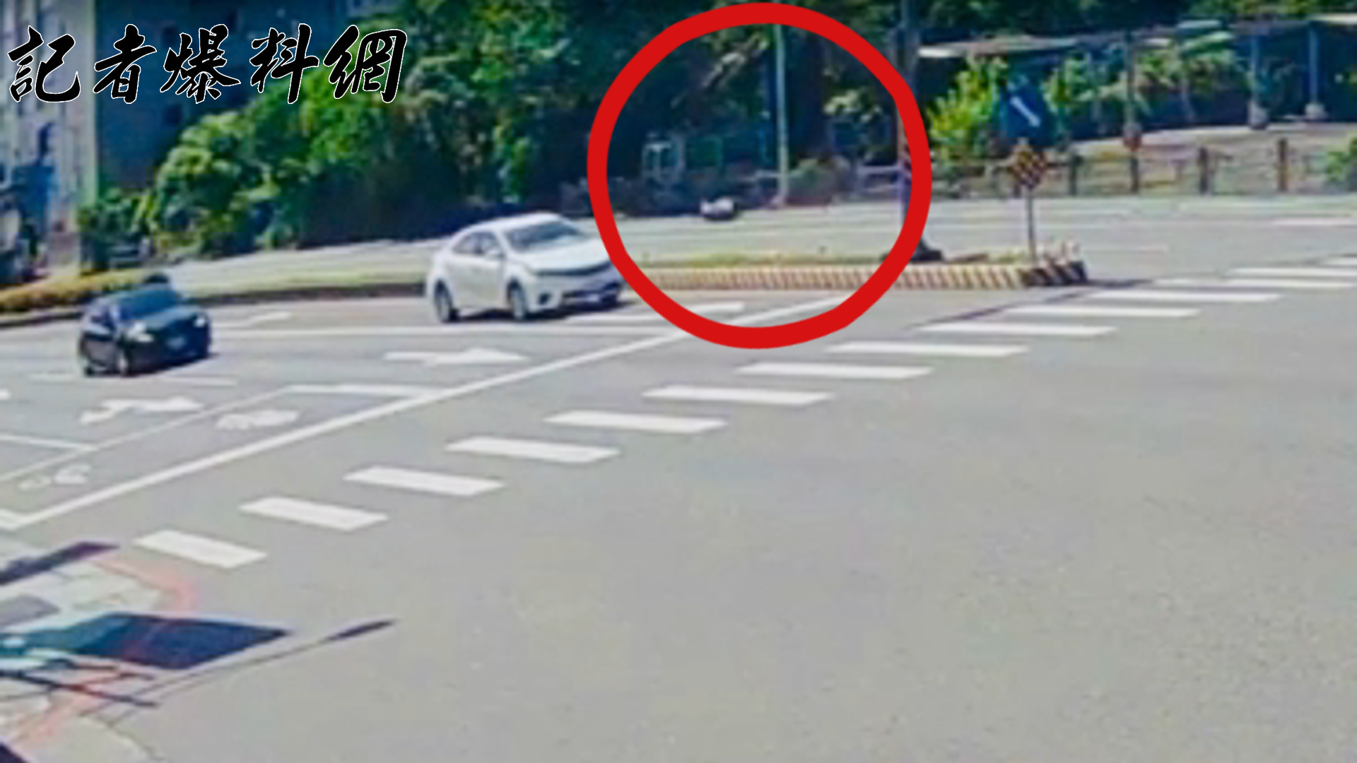 ▲林姓女騎士不慎與欲右轉汽車發生碰撞，連人帶車滑行近80公尺。（翻攝畫面）