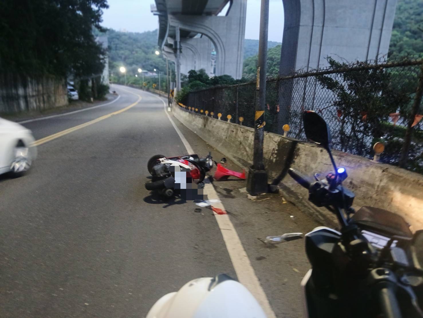 ▲新北市泰山區大科路一帶，今（19）日下午5時許發生1起機車自撞車禍。(翻攝畫面)