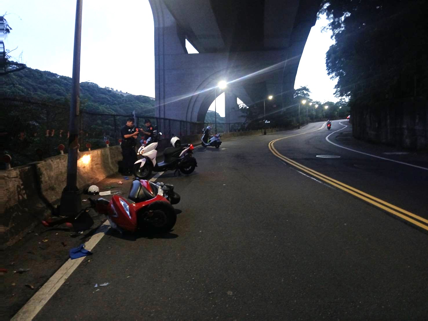 ▲新北市泰山區大科路一帶，今（19）日下午5時許發生1起機車自撞車禍。(翻攝畫面)