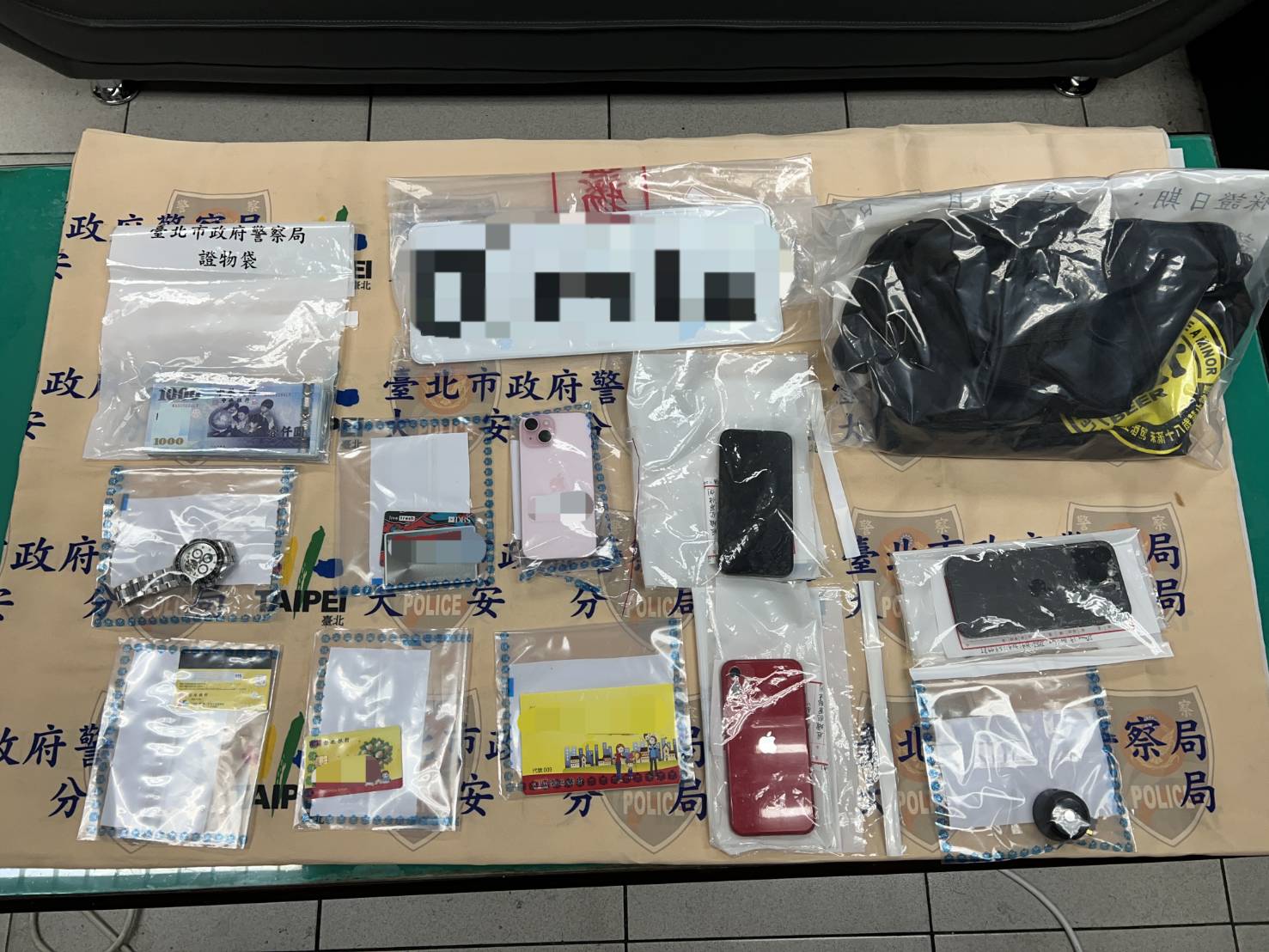 ▲警方查扣現金9萬餘元、手機、攝影機及手錶等證物。（翻攝畫面）