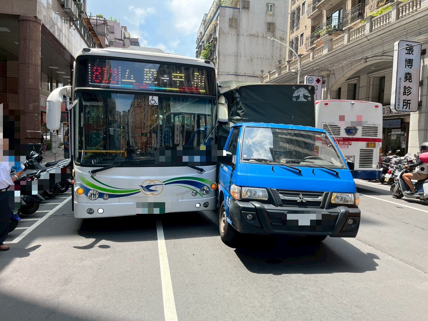 ▲18歲陳姓男子駕駛小貨車行經中平路時，與路邊起步的813公車發生碰撞。(翻攝畫面)