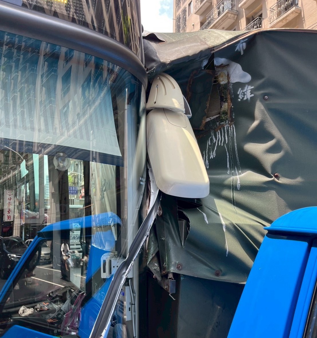 ▲公車左側車身直接與小貨車右側碰撞，強大的衝擊力導致小貨車車尾向左滑移，不慎再波及到對向車道的1輛同號次公車。(翻攝畫面)