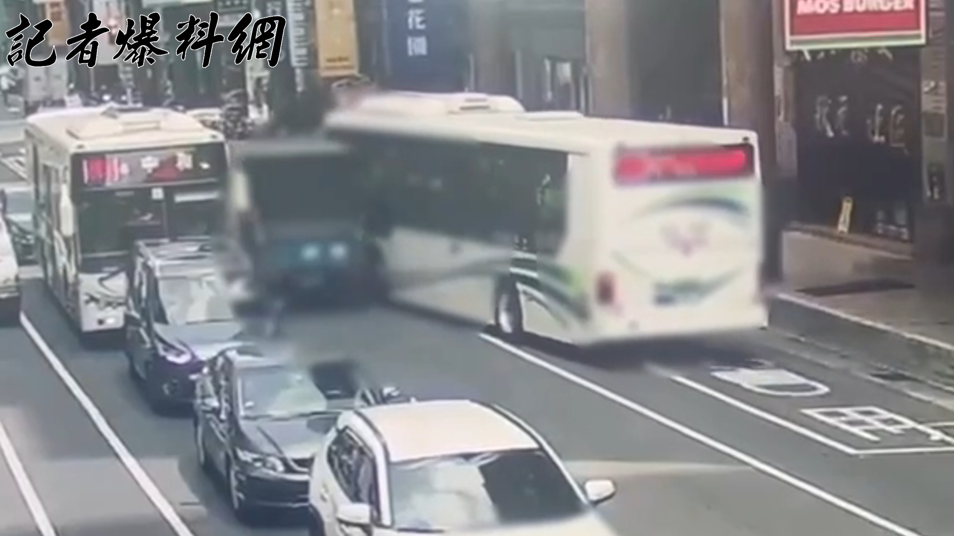 ▲新北市新莊區中平路一帶，日前發生1起引發網路熱議的車禍。(翻攝畫面)