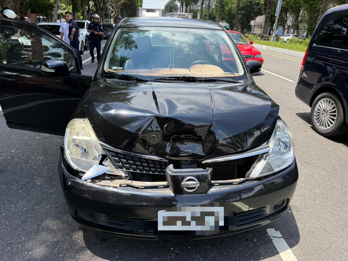 ▲▼53歲的程姓男子駕車，遭到後方車輛追撞。（翻攝畫面）