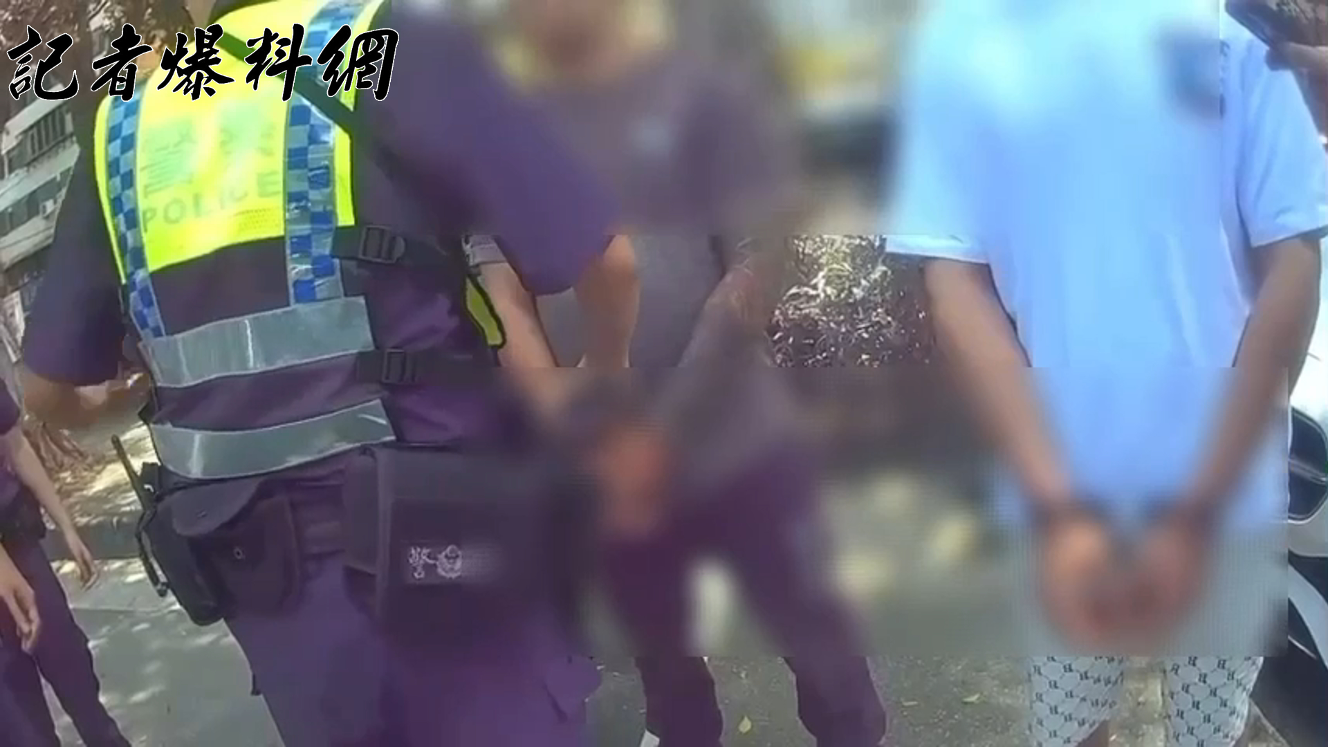 ▲警方現場將3名嫌犯上靠逮捕。（翻攝畫面）
