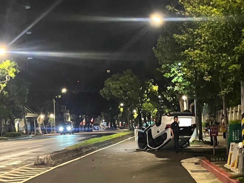 ▲台北市士林區中山北路五段南向北車道，今（20）日凌晨3時許發生1起自撞翻車事故。（翻攝畫面）