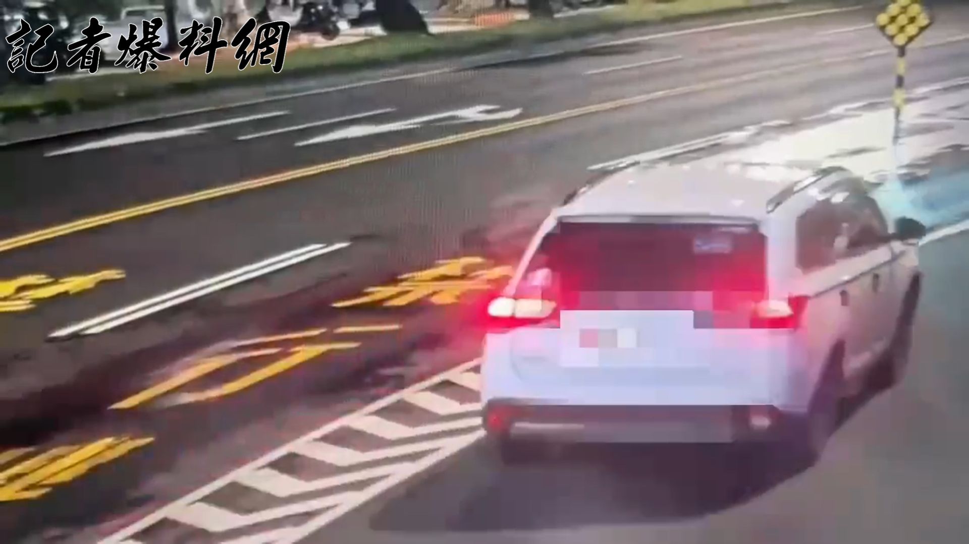 ▲36歲王姓男子駕駛自小客車，行駛途中不明原因，車頭直接撞上路中央的分隔島。（翻攝畫面）